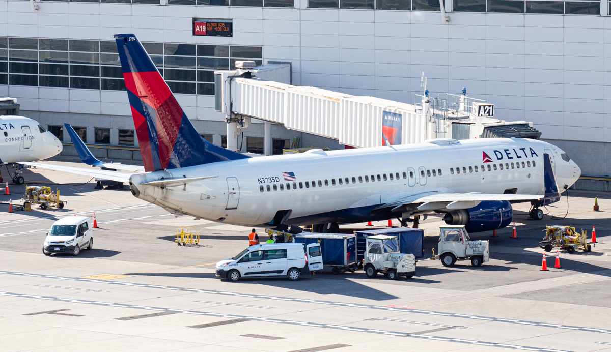 Full size: Delta Airlines Boeing 737-800 N3735D at Detroit Metro Wayne County Airport