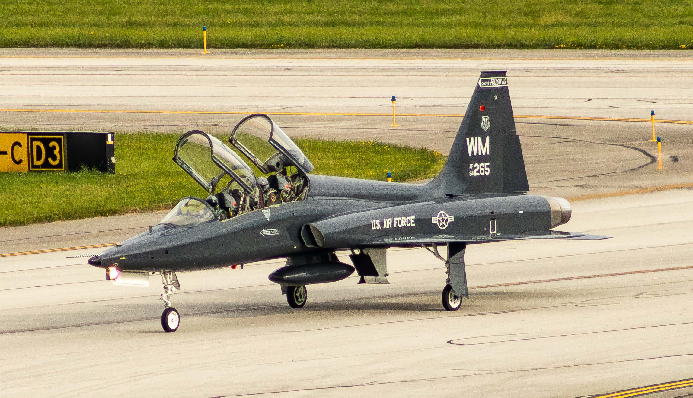 Full size: USAF - United States Air Force Northrop T-38 Talon 94265 at John Glenn Columbus International Airport