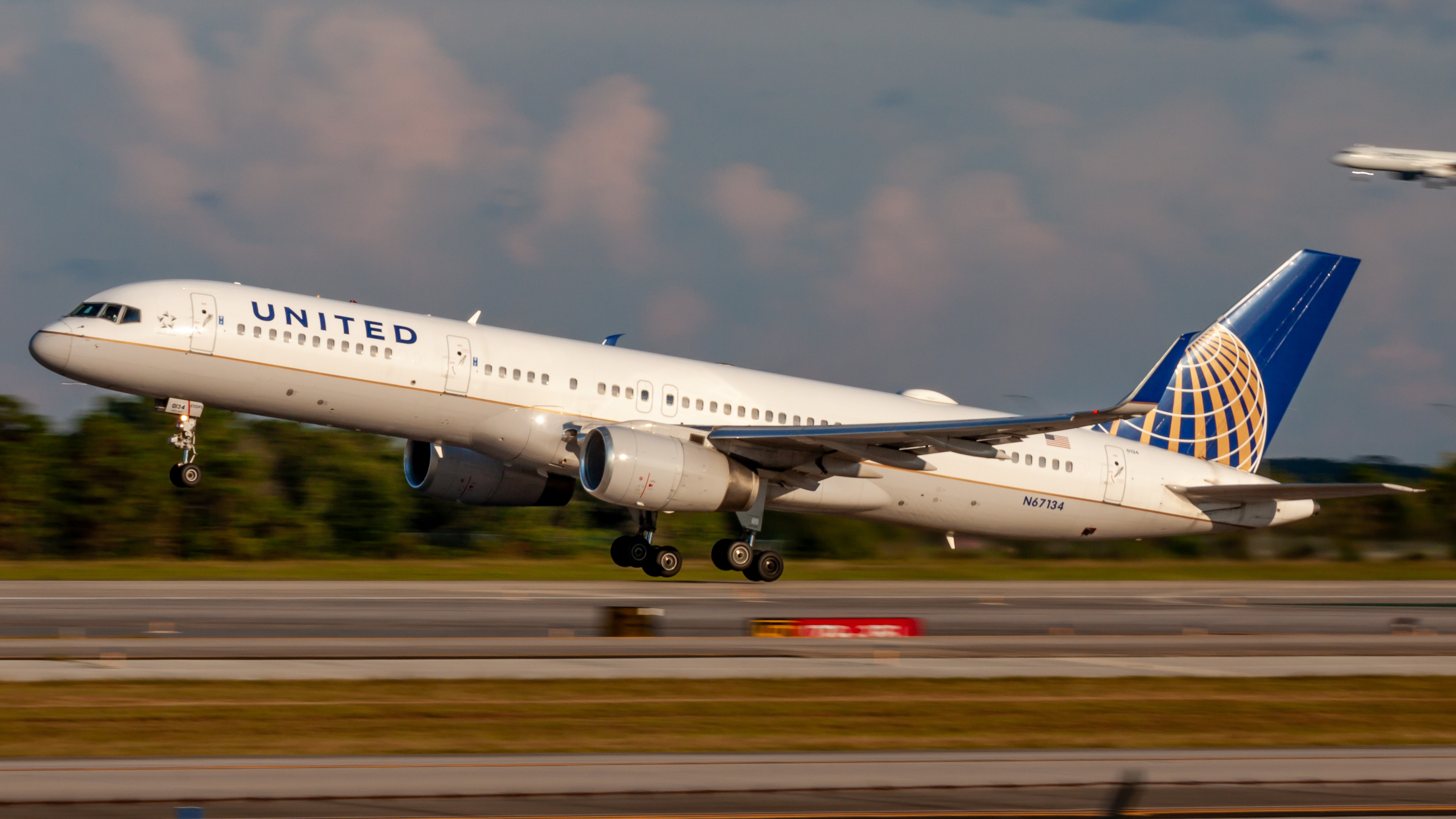 Full size: United Airlines Boeing 757-200 N67134 at Orlando International Airport