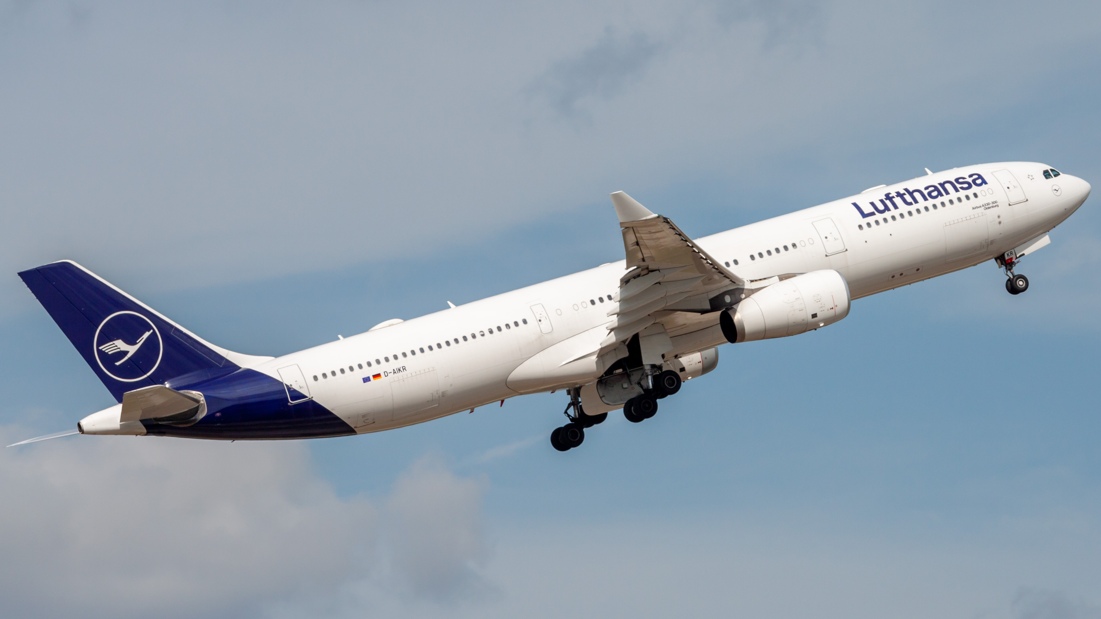 Full size: Lufthansa Airbus A330-300 D-AIKR at Houston-George Bush Intercontinental Airport