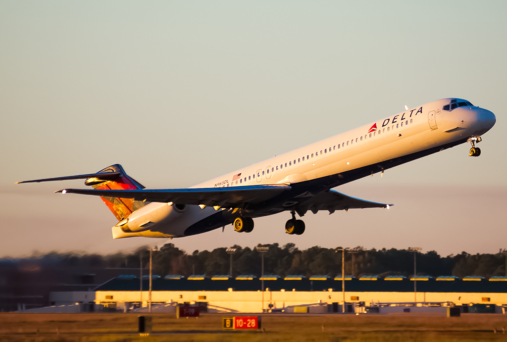 Full size: Delta Airlines McDonnell Douglas MD-88 N965DL at Savannah/Hilton Head International Airport