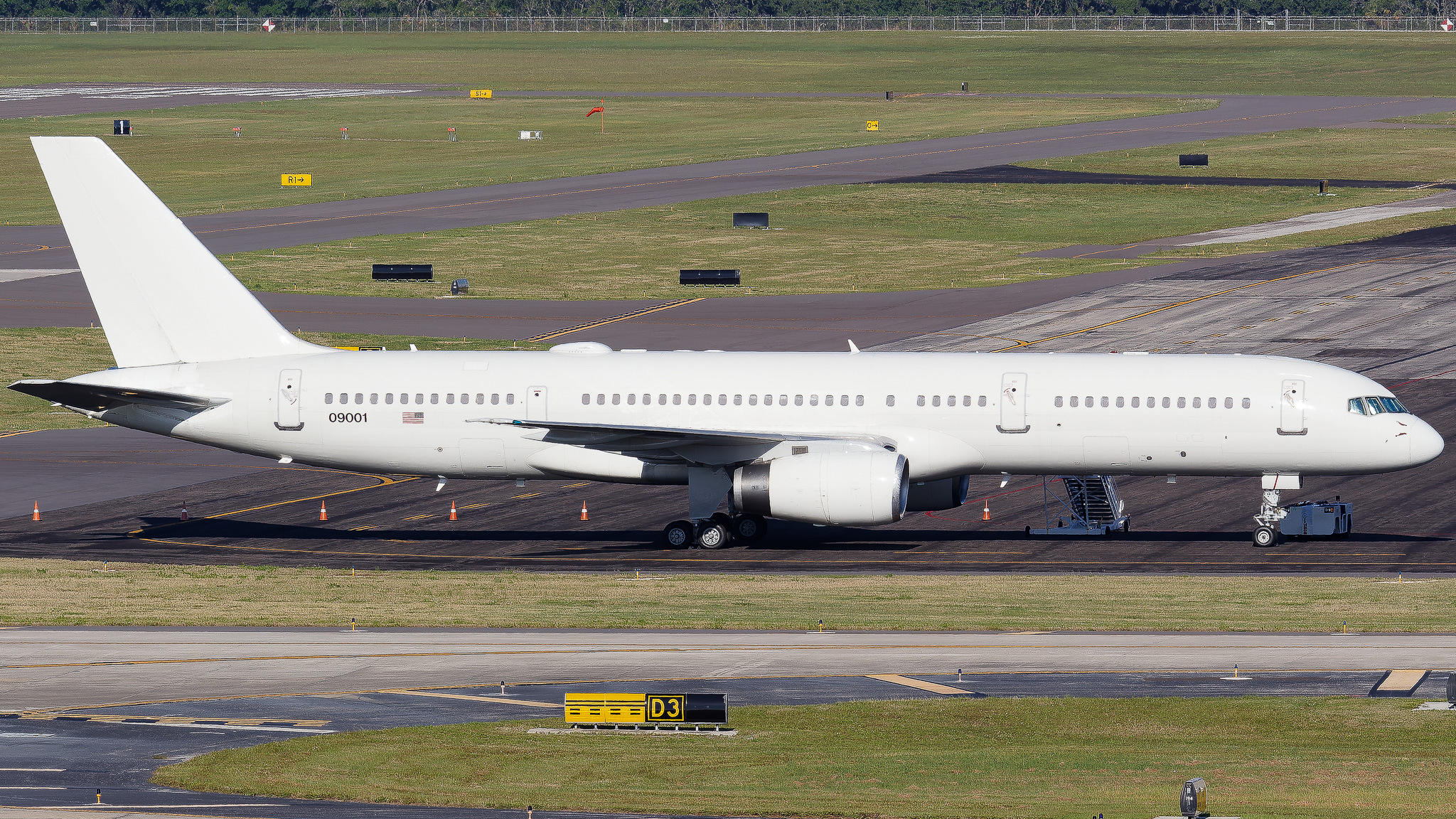 Full size: USAF - United States Air Force Boeing 757-200 09001 at Tampa International Airport
