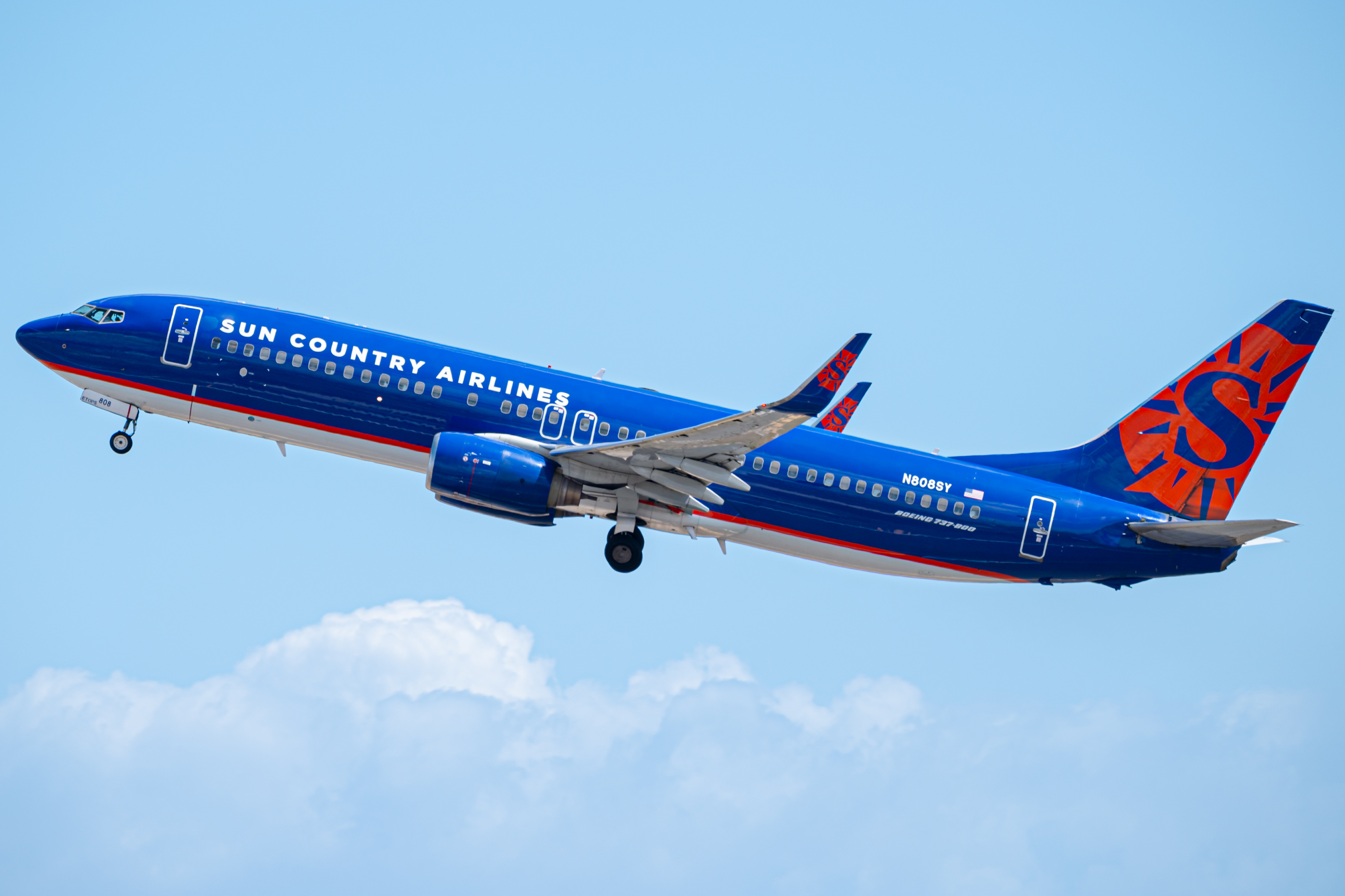 Full size: Sun Country Airlines Boeing 737-800 N808SY at Daniel K Inouye International Airport