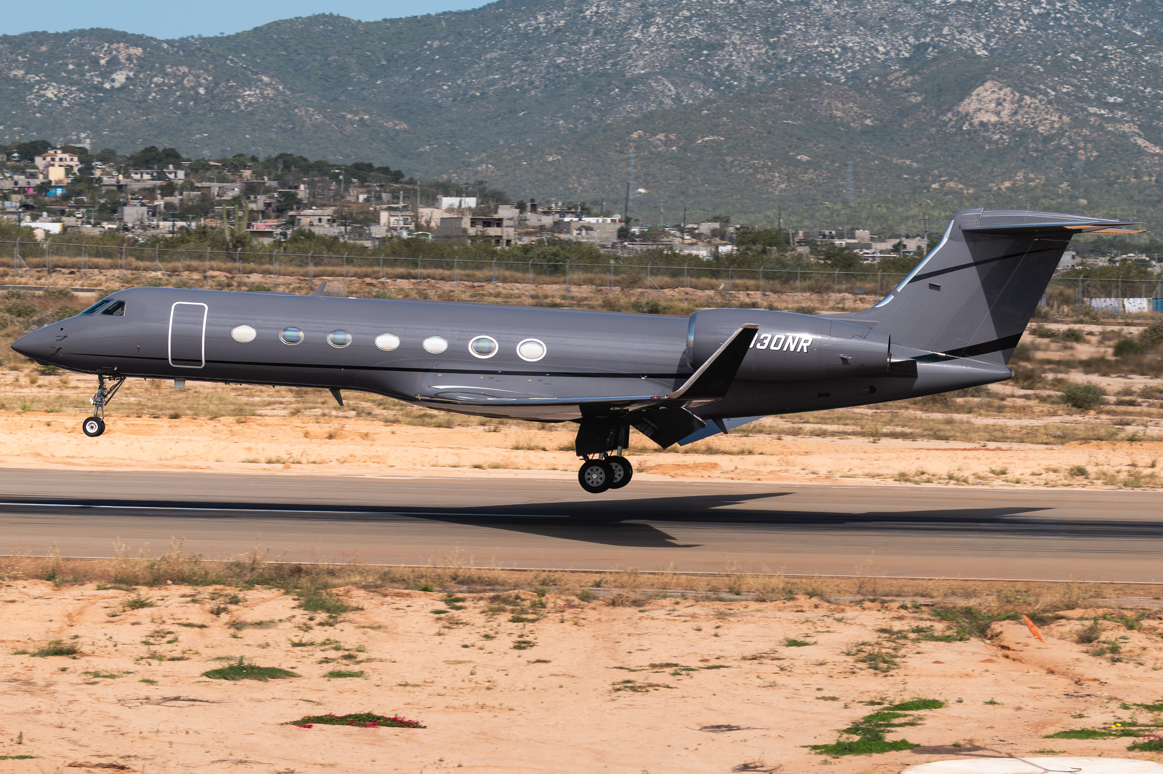 Full size: PRIVATE Gulfstream G550 N830NR at Aeropuerto de Cabo San Lucas Internacional