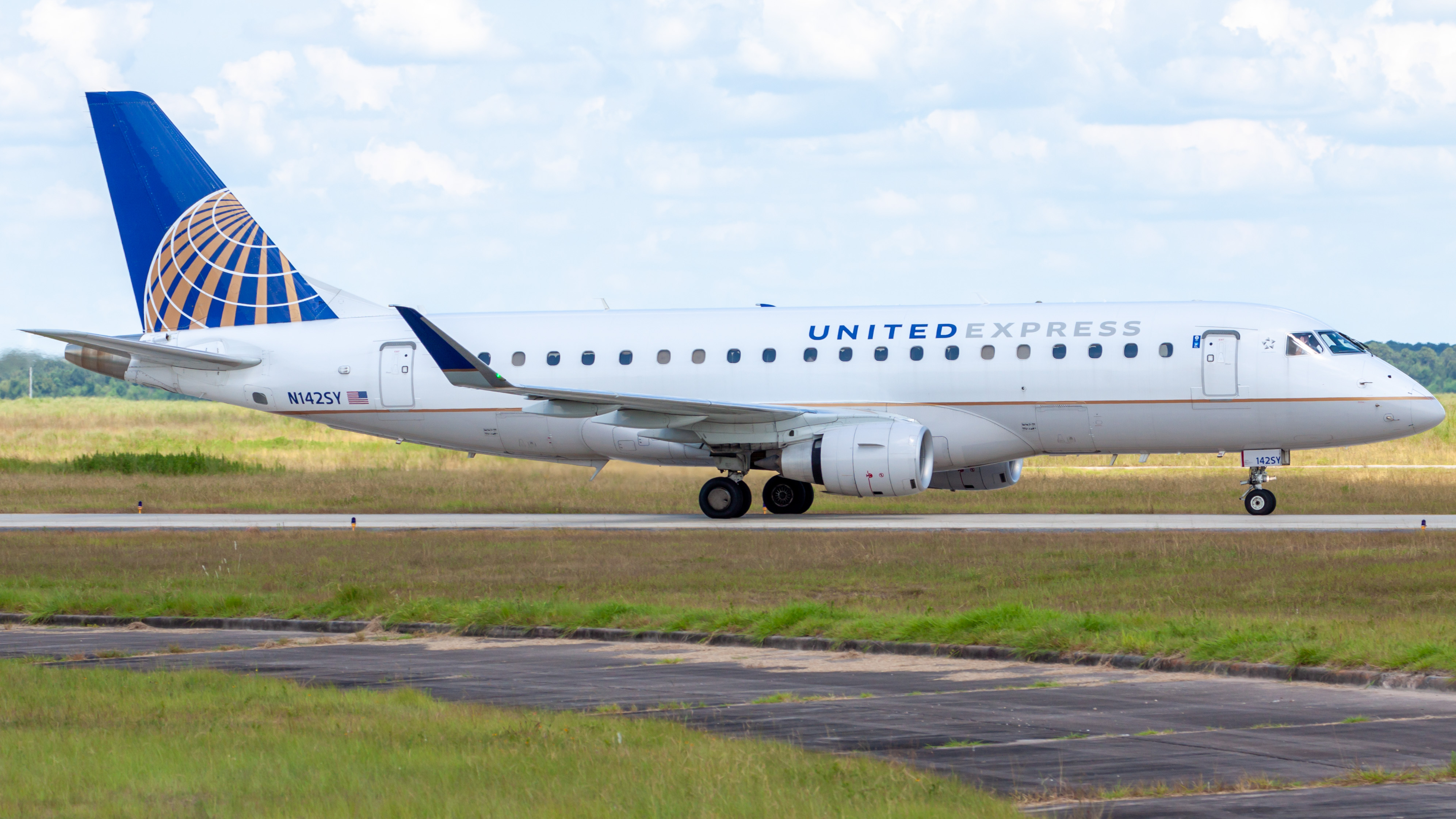 Full size: United Express Embraer E175 N142SY at Houston-George Bush Intercontinental Airport