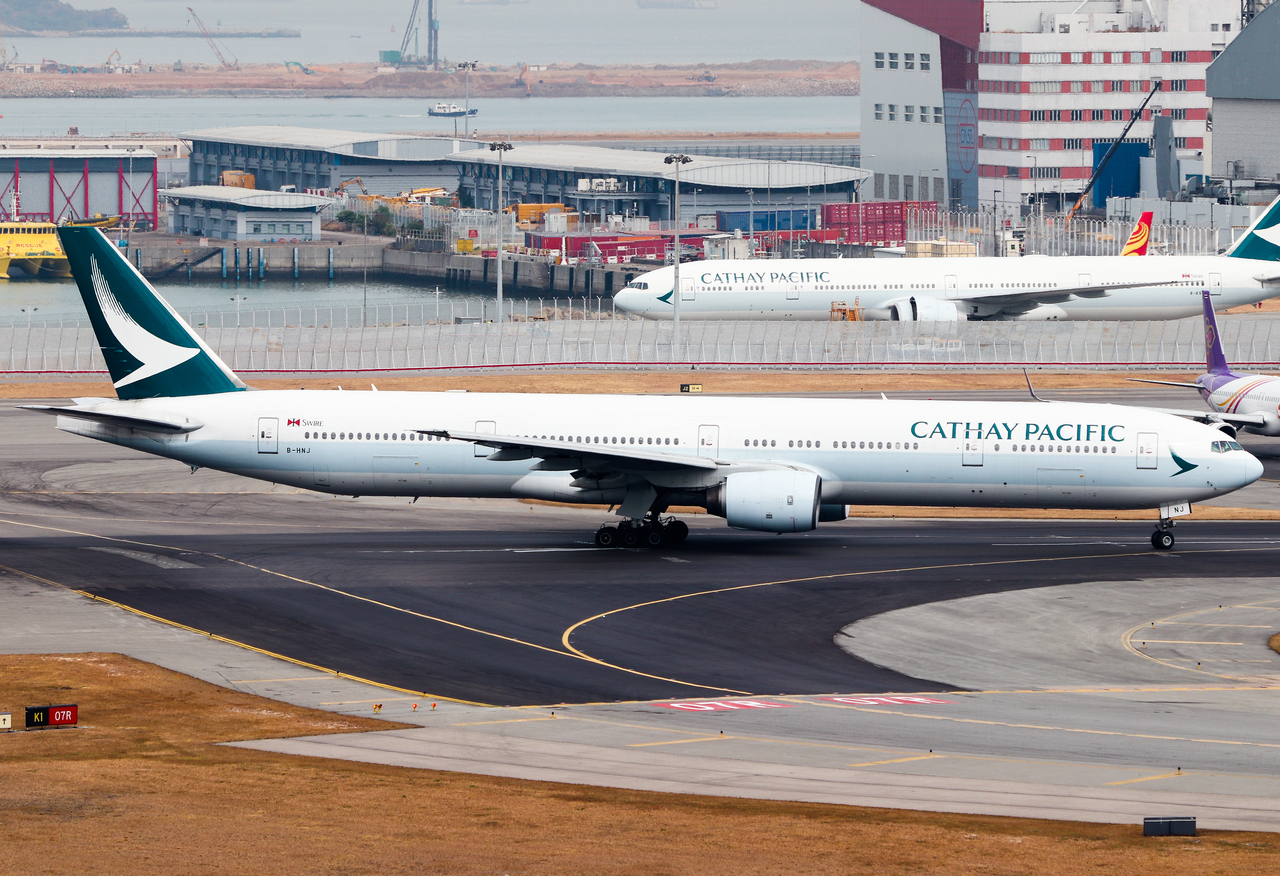 Full size: Cathay Pacific Boeing 777-300 B-HNQ at Hong Kong International Airport