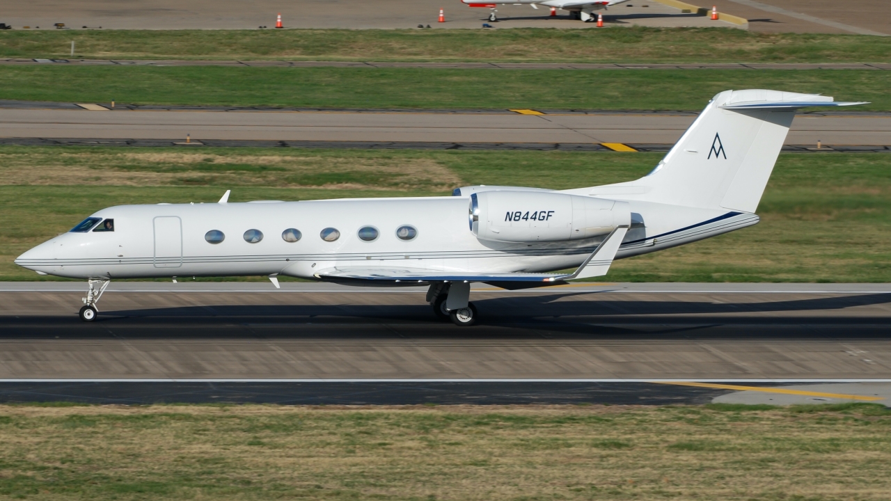 Full size: PRIVATE Gulfstream G450 N844GF at Dallas Love Field Airport