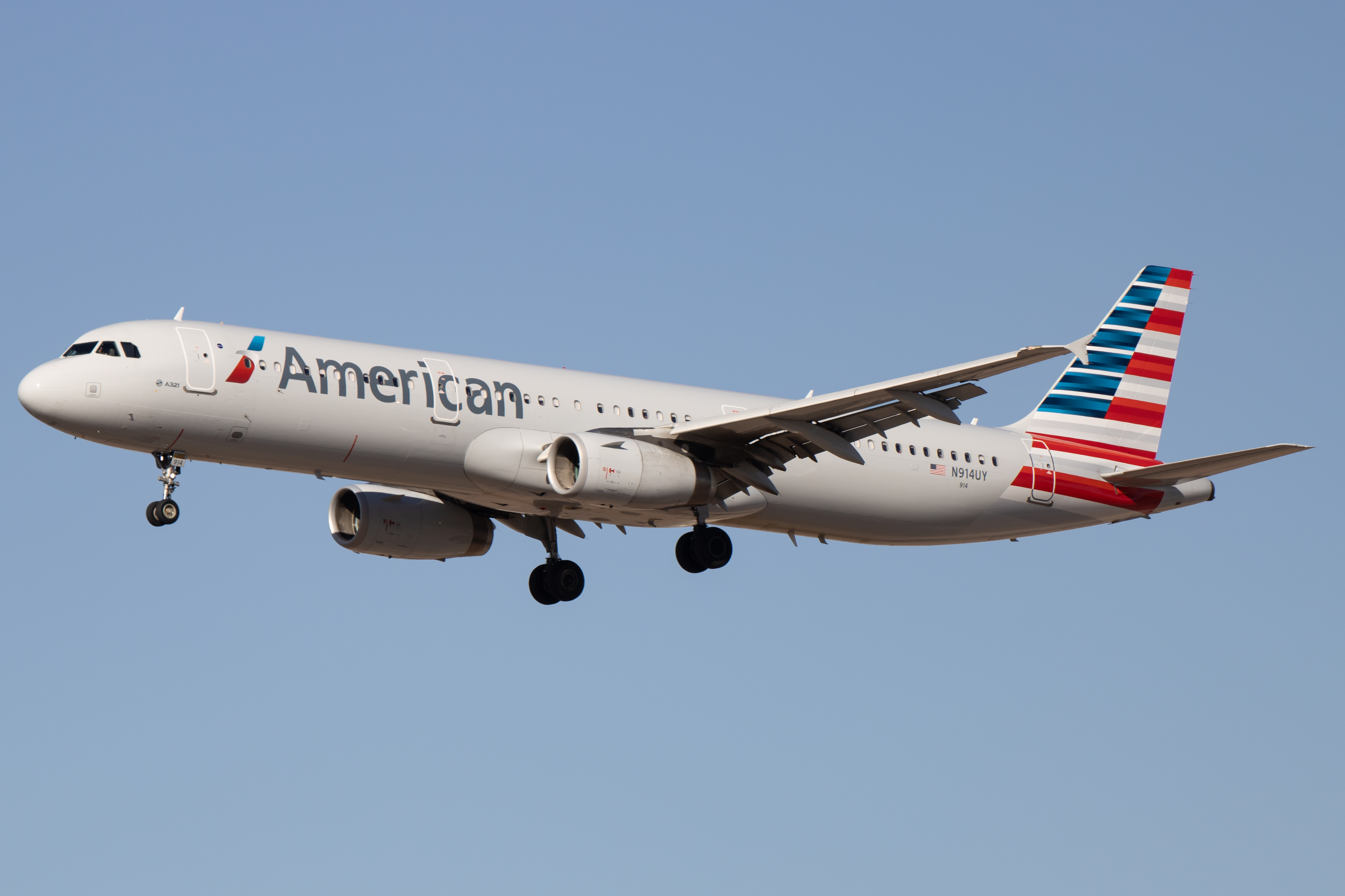 Full size: American Airlines Airbus A321-200 N914UY at Phoenix Sky Harbor International Airport