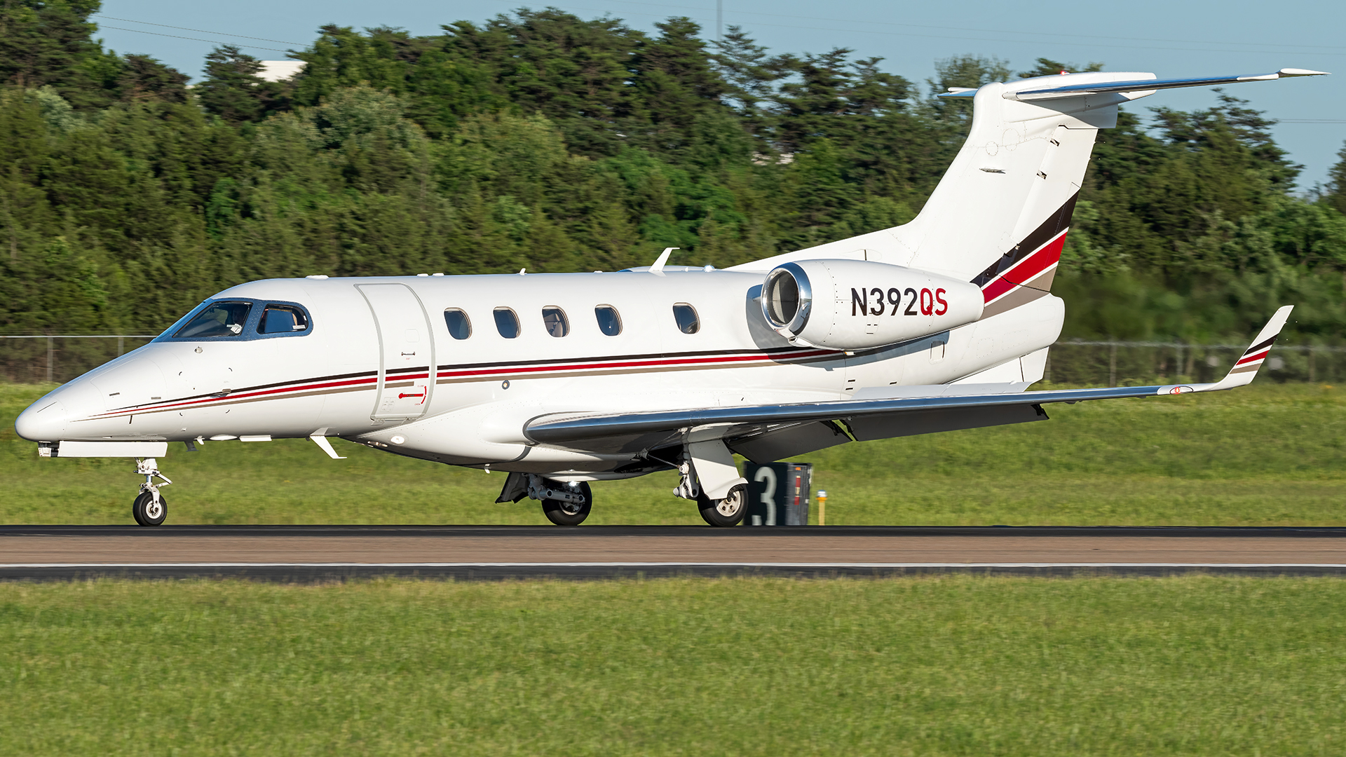 Full size: NetJets Embraer Phenom 300 N392QS at Washington Dulles International Airport