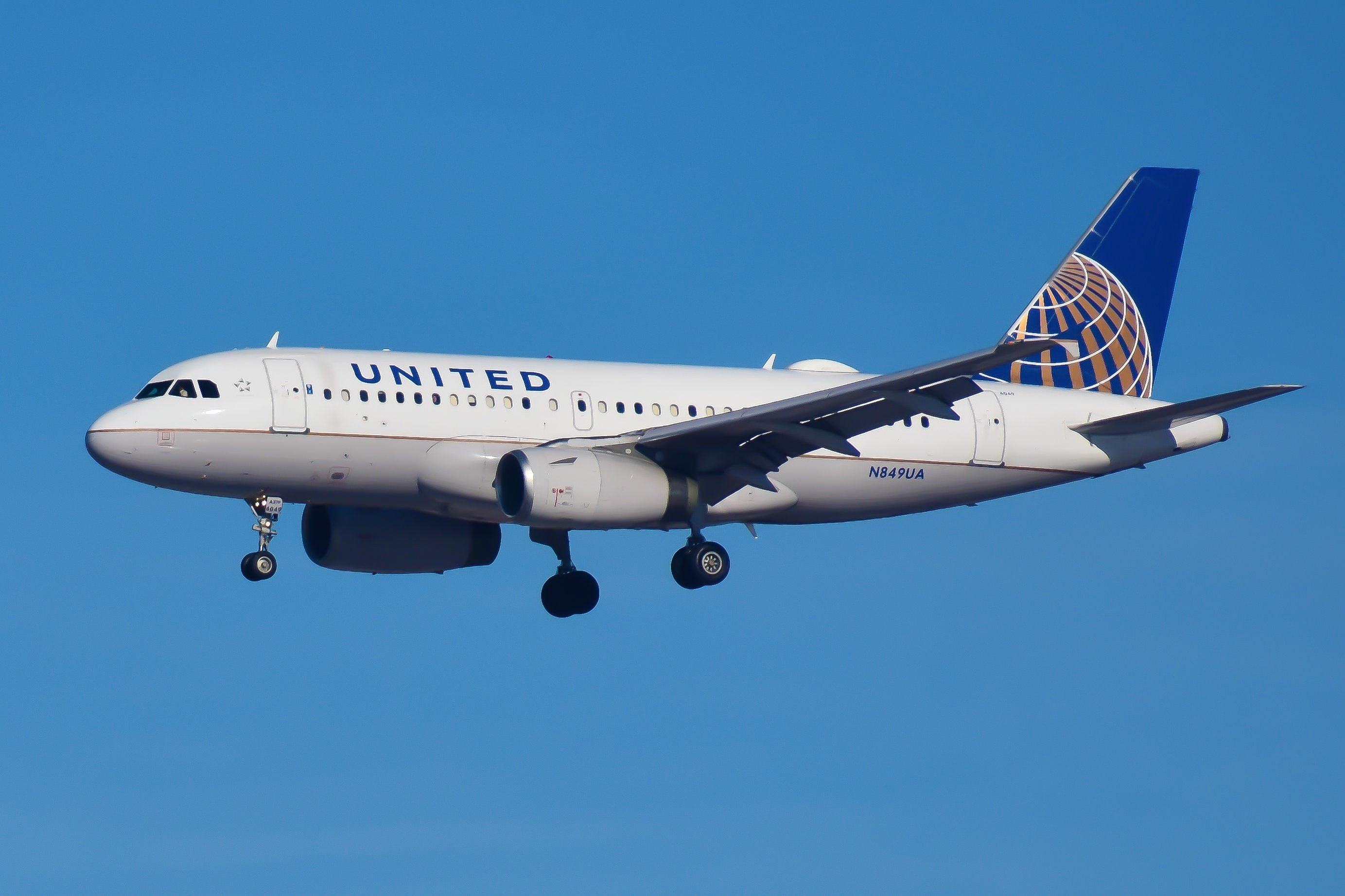 Full size: United Airlines Airbus A319 N849UA at Chicago O'Hare International Airport