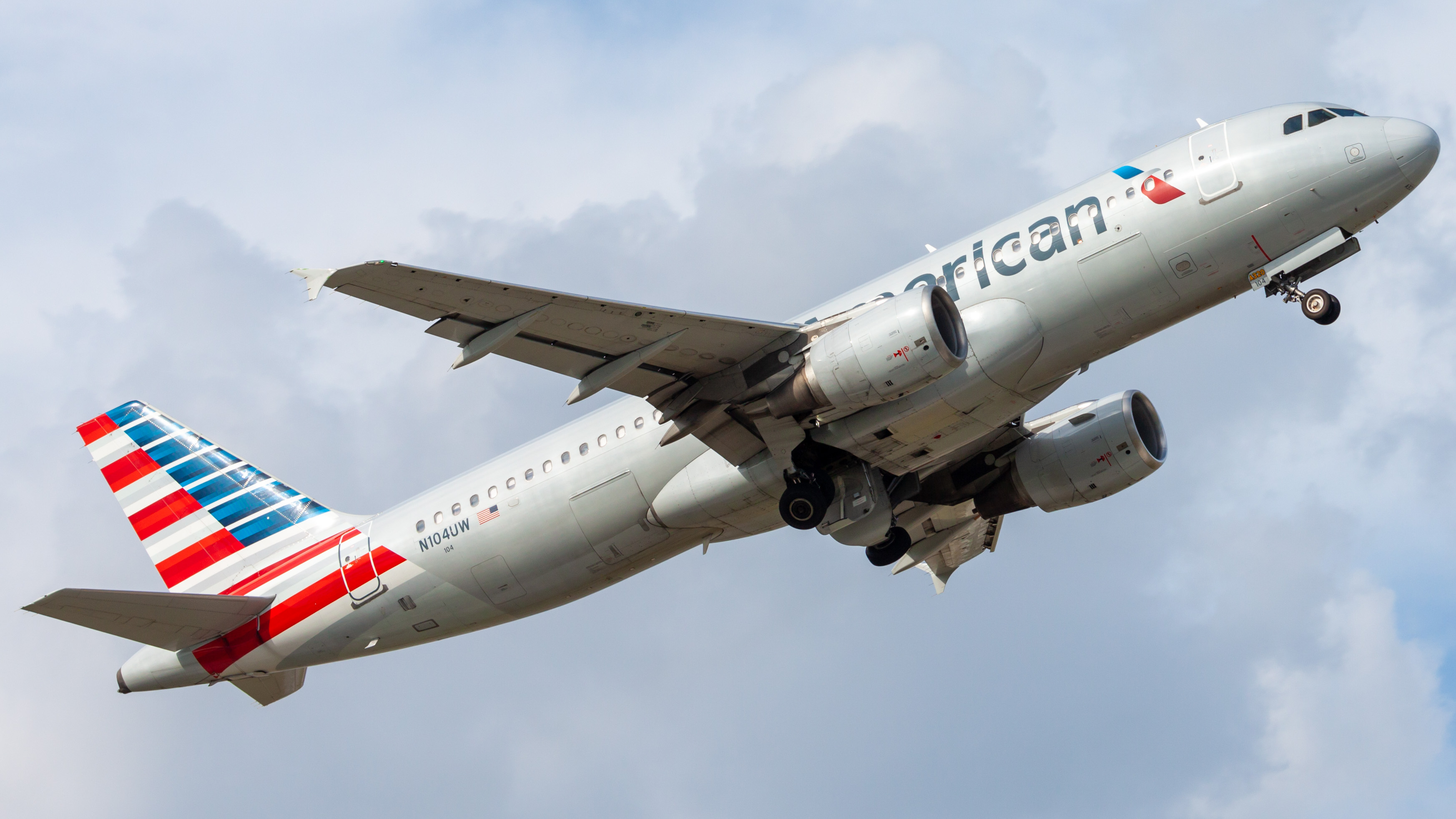 Full size: American Airlines Airbus A320 N104UW at Houston-George Bush Intercontinental Airport