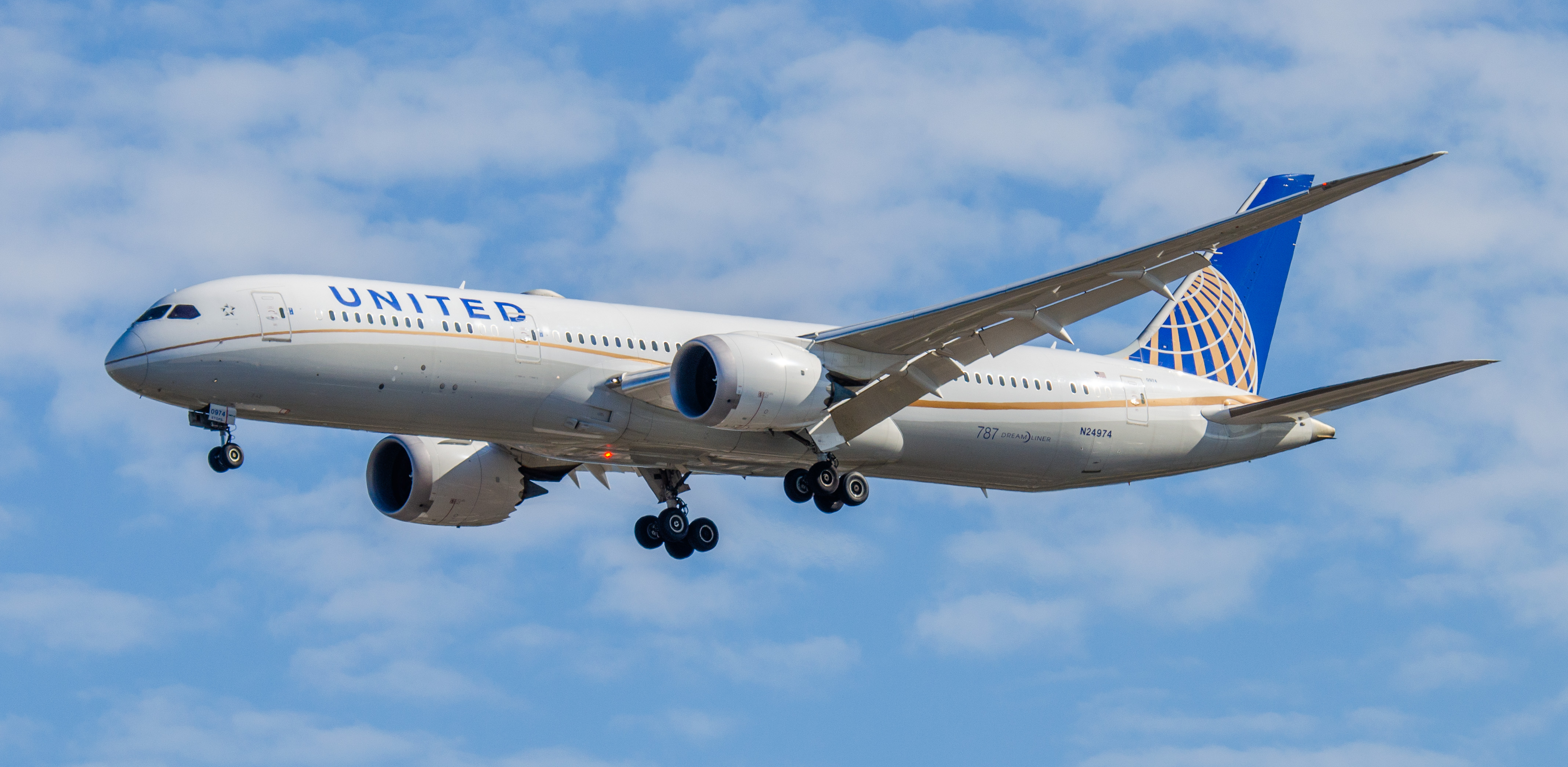 Full size: United Airlines Boeing 787-9 N24974 at Newark Liberty International Airport