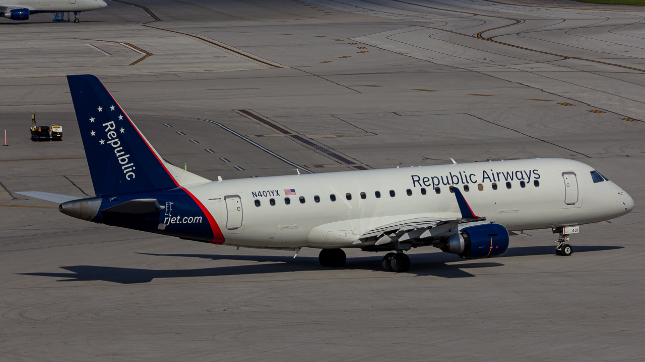 Full size: Republic Airways Embraer E175 N401YX at John Glenn Columbus International Airport