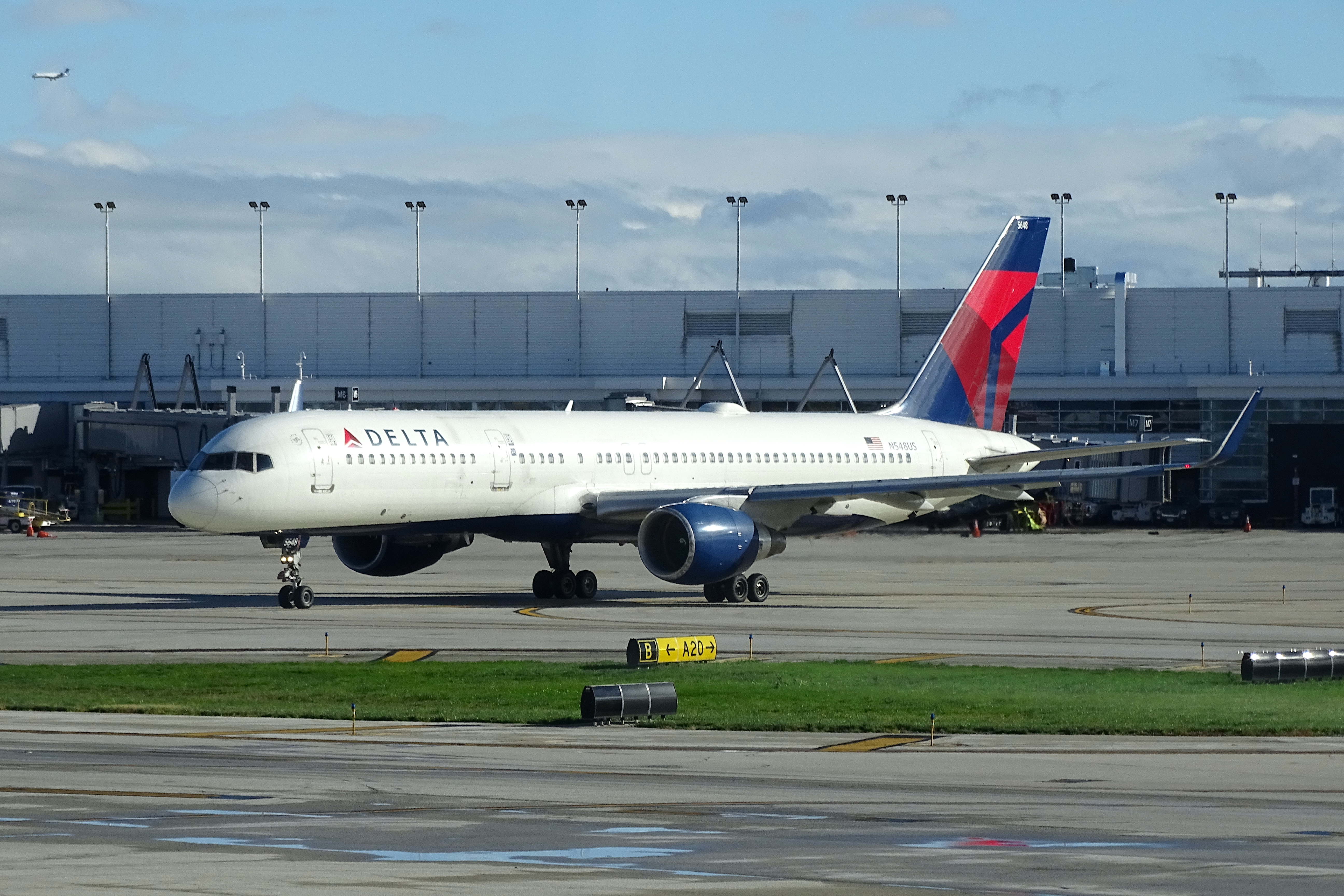 Full size: Delta Airlines Boeing 757-200 N548US at Chicago O'Hare International Airport