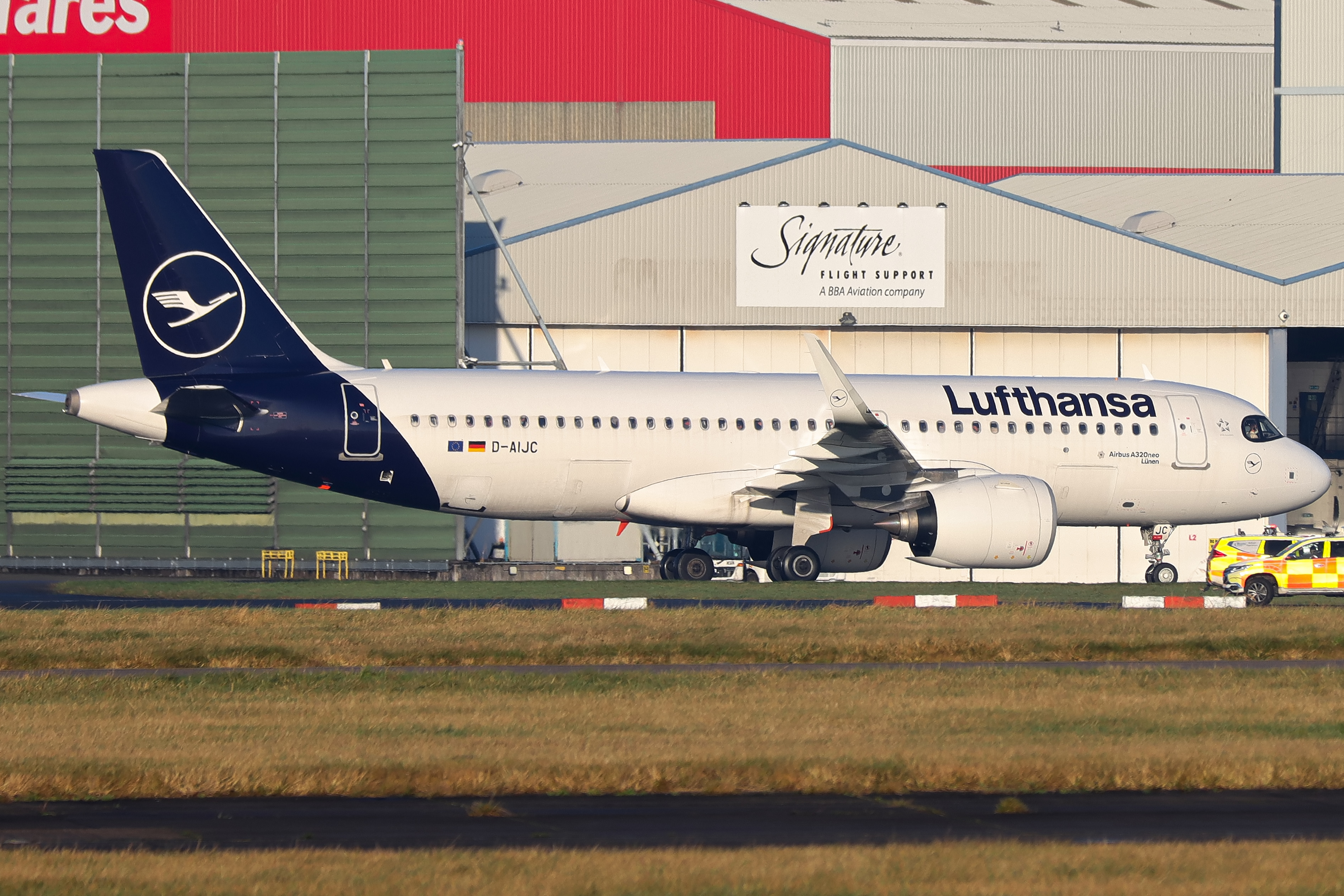 Full size: Lufthansa Airbus A320NEO D-AIJC at Manchester Airport