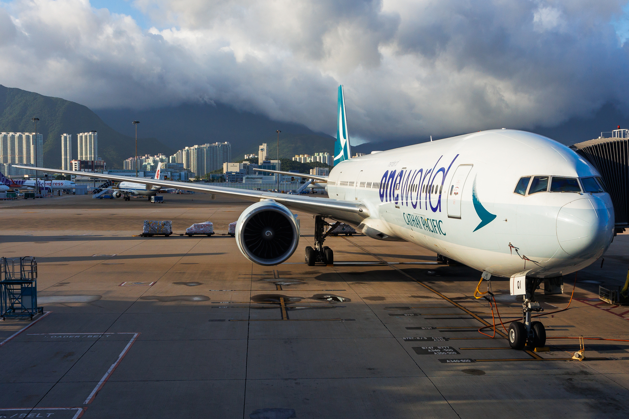 Full size: Cathay Pacific Boeing 777-300ER B-KQL at Hong Kong International Airport