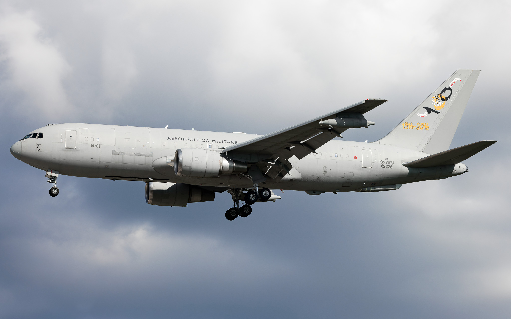 Full size: Italian Air Force Boeing KC-767A MM62226 at Orlando International Airport