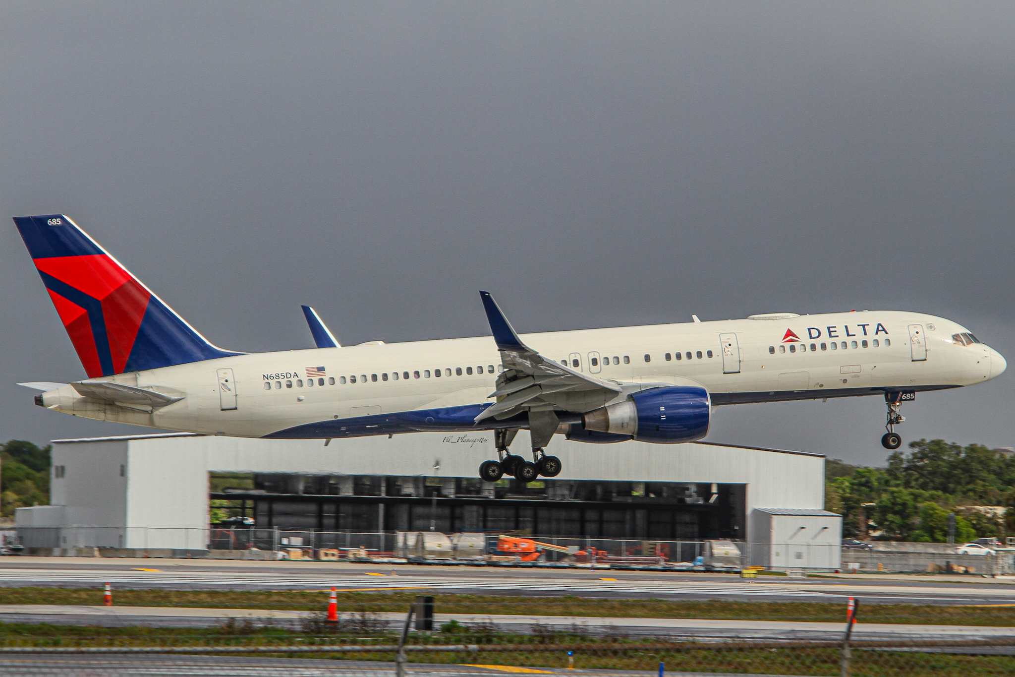 Full size: Delta Airlines Boeing 757-200 N685DA at Fort Lauderdale/Hollywood International Airport