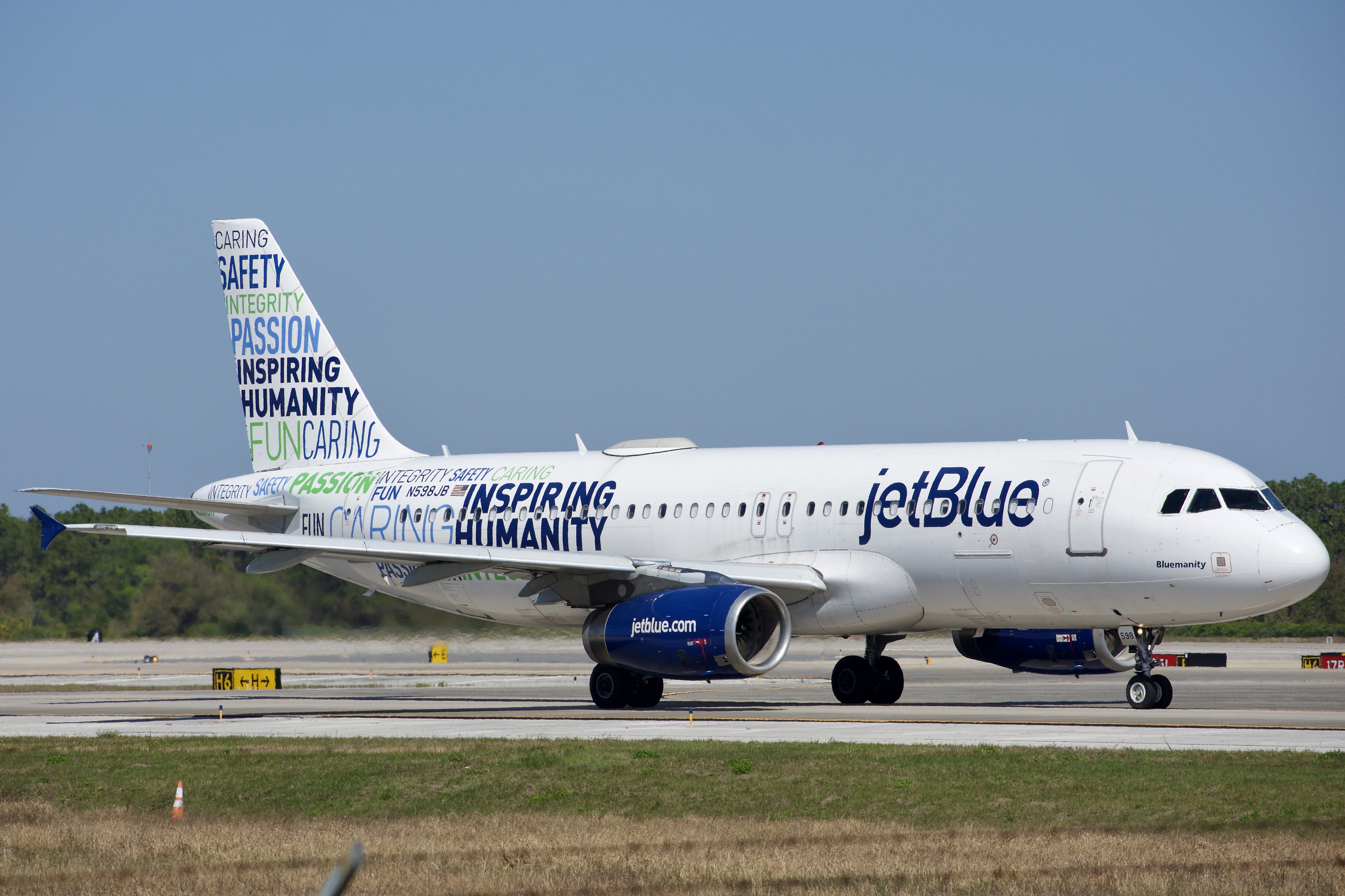 Full size: JetBlue Airways Airbus A320 N598JB at Orlando International Airport