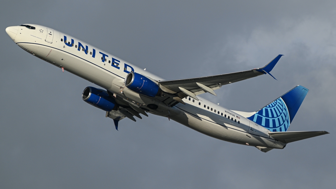 Full size: United Airlines Boeing 737-900ER N75436 at Los Angeles International Airport