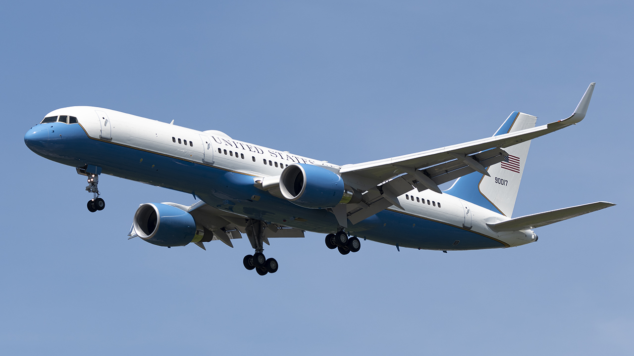 Full size: USAF - United States Air Force Boeing C-32  09-0017 at Joint Base Andrews