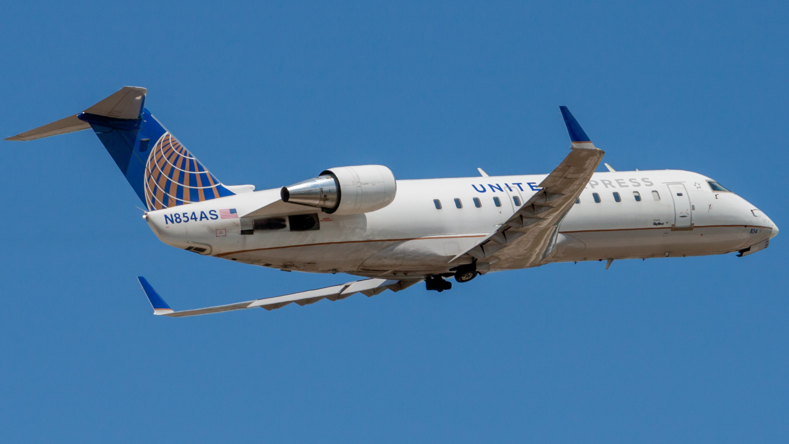 Full size: United Express Mitsubishi CRJ-200 N854AS at Houston-George Bush Intercontinental Airport