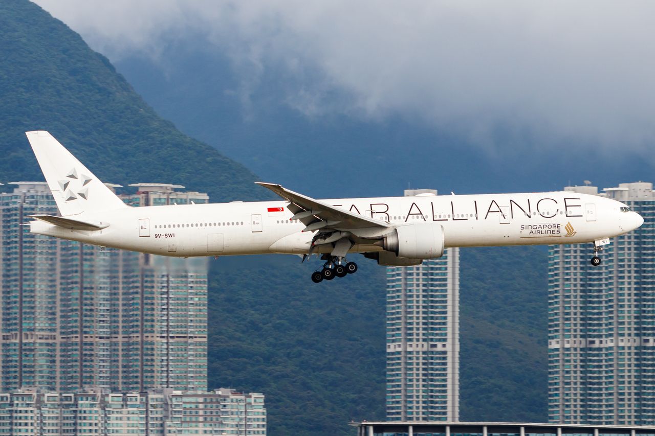 Full size: Singapore Airlines Boeing 777-300ER 9V-SWI at Hong Kong International Airport
