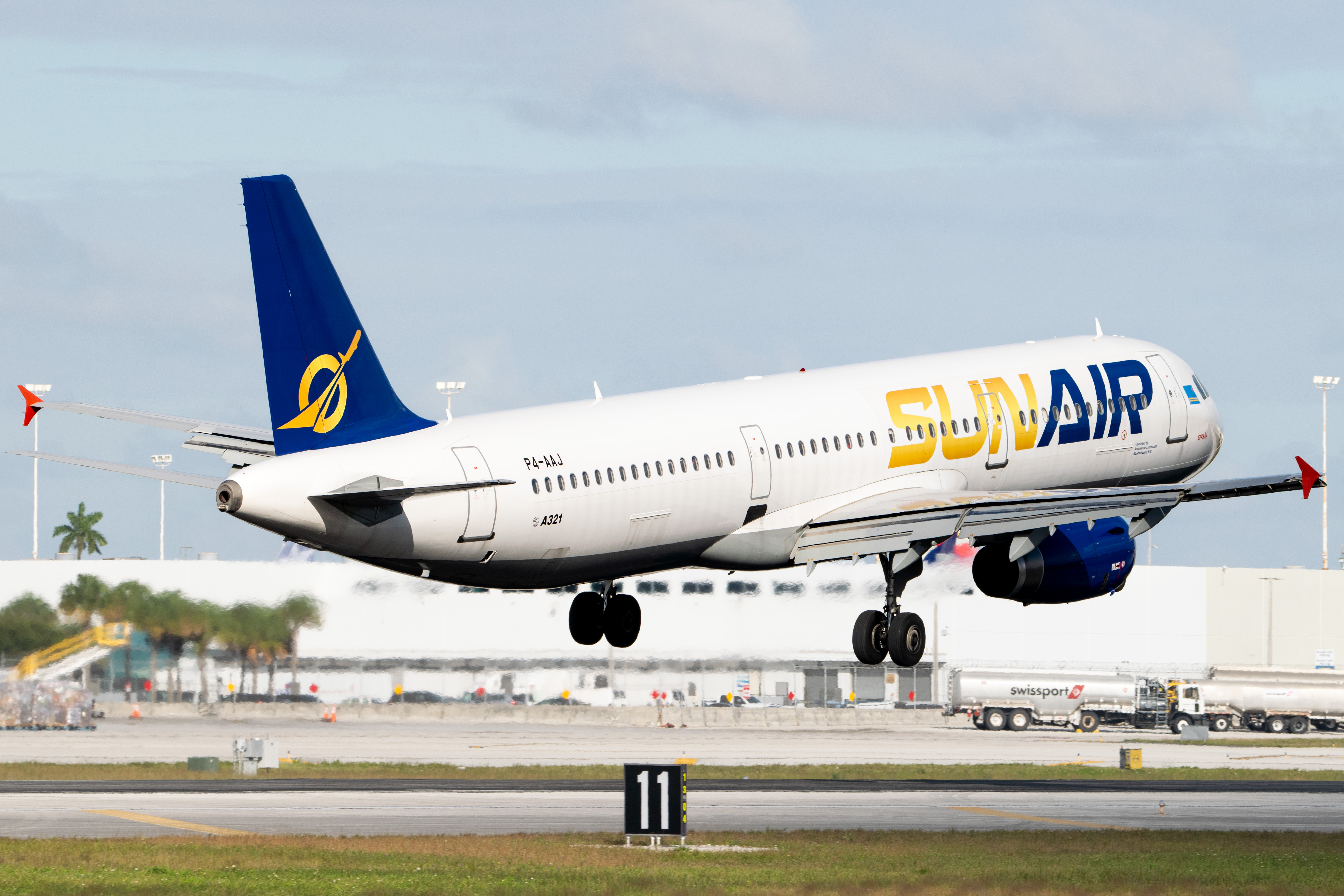 Full size: Sun Air Airbus A321-200 P4-AAJ at Miami International Airport