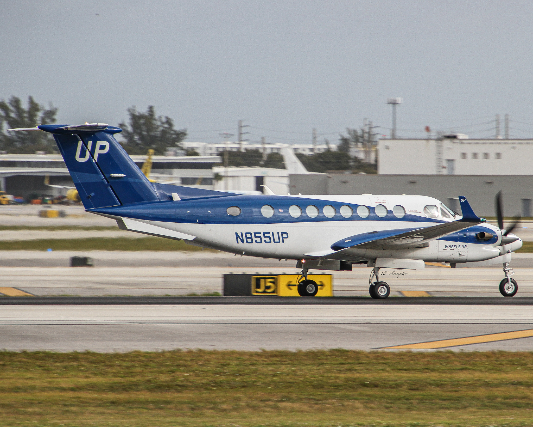 Full size: Wheels Up Beechcraft King Air 350 N855UP at Fort Lauderdale/Hollywood International Airport