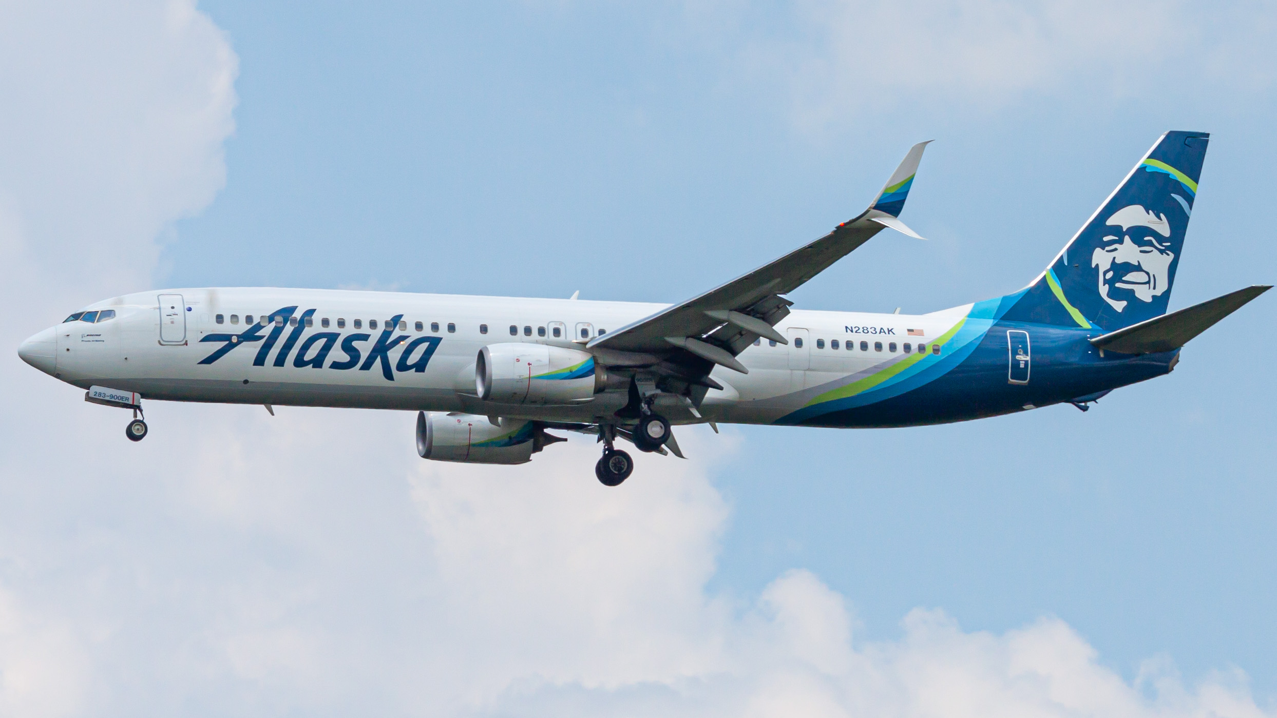 Full size: Alaska Airlines Boeing 737-900ER N283AK at Houston-George Bush Intercontinental Airport