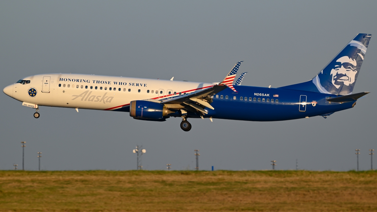 Full size: Alaska Airlines Boeing 737-900ER N265AK at Dallas-Fort Worth International Airport