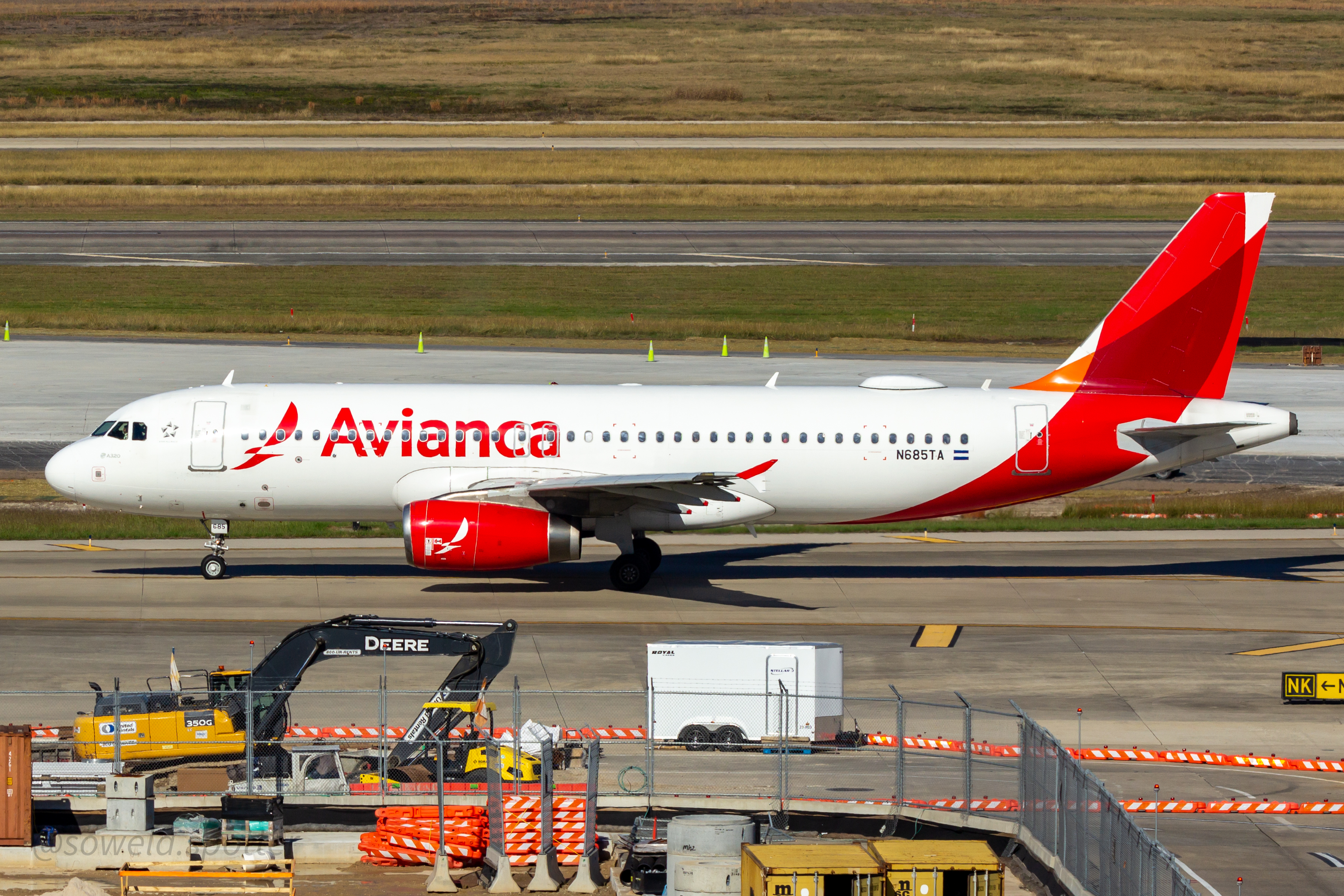 Full size: Avianca Airbus A320 N685TA at Houston-George Bush Intercontinental Airport