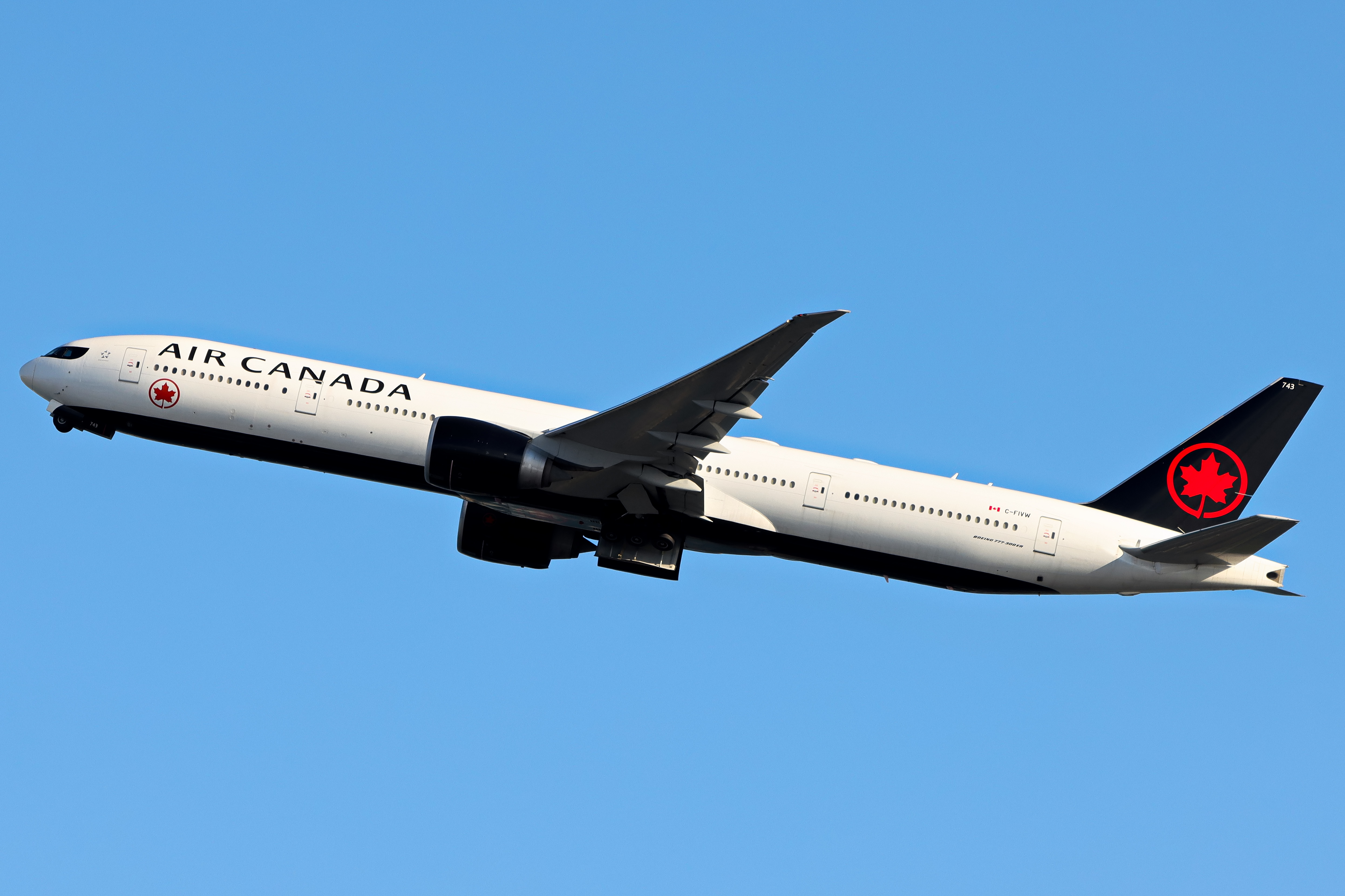 Full size: Air Canada Boeing 777-300ER C-FIVW at Hong Kong International Airport