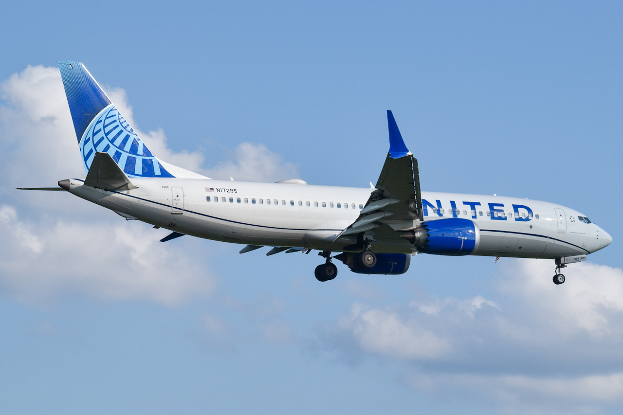Full size: United Airlines Boeing 737 MAX 8 N17285 at Raleigh-Durham International Airport