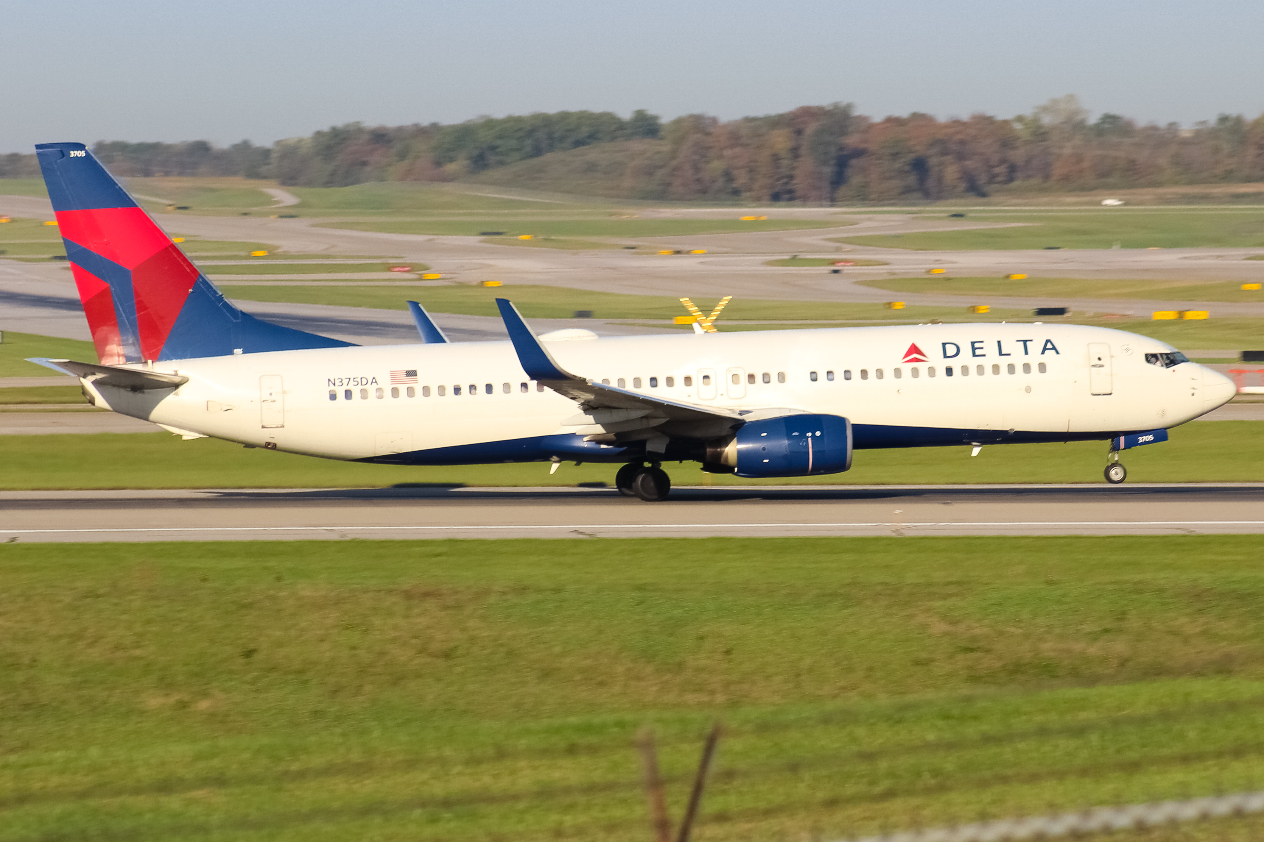 Full size: Delta Airlines Boeing 737-800 N375DA at Cincinnati/Northern Kentucky International Airport