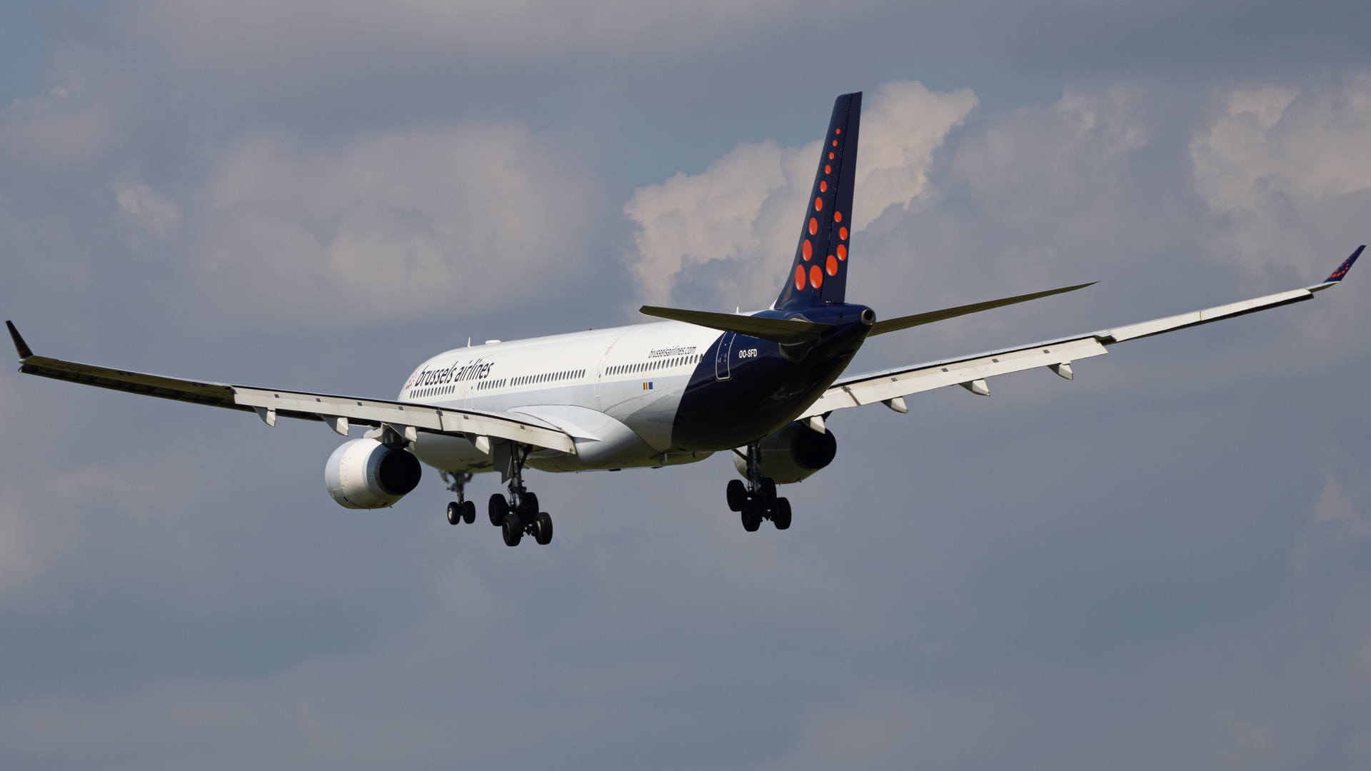 Full size: Brussels Airlines Airbus A330-300 OO-SFD at Washington Dulles International Airport