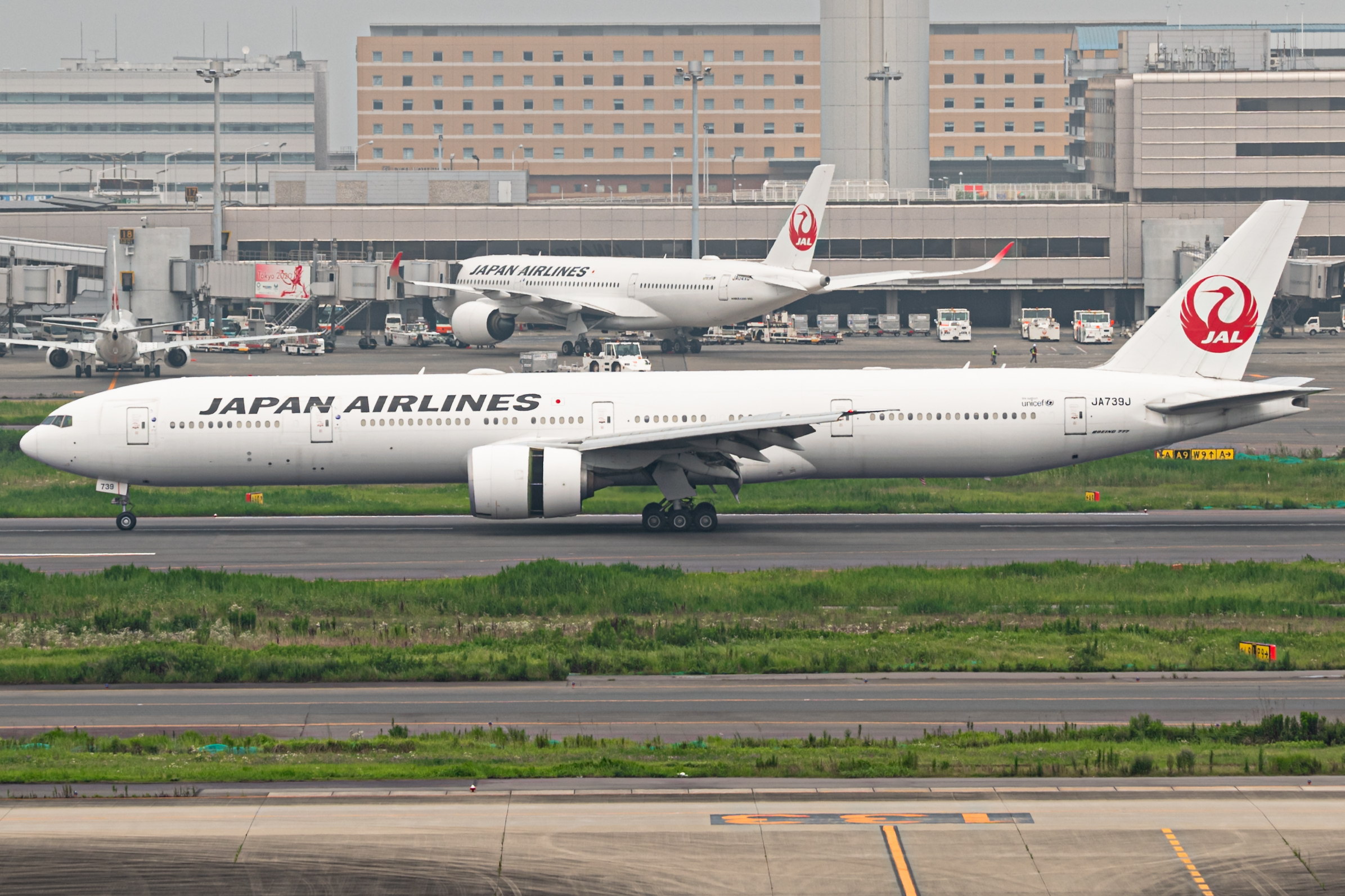 Full size: Japan Airlines Boeing 777-300ER JA739J at Tokyo-Haneda Airport