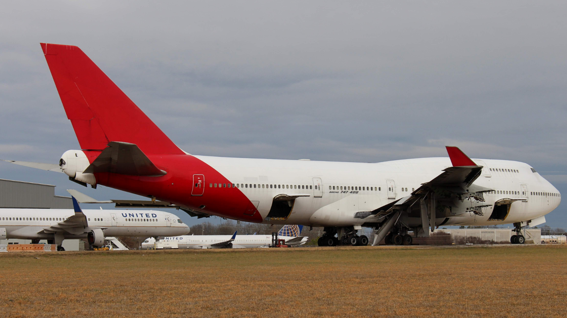 Full size: Qantas Airways Boeing 747-400 VH-OEB at Tupelo Regional Airport