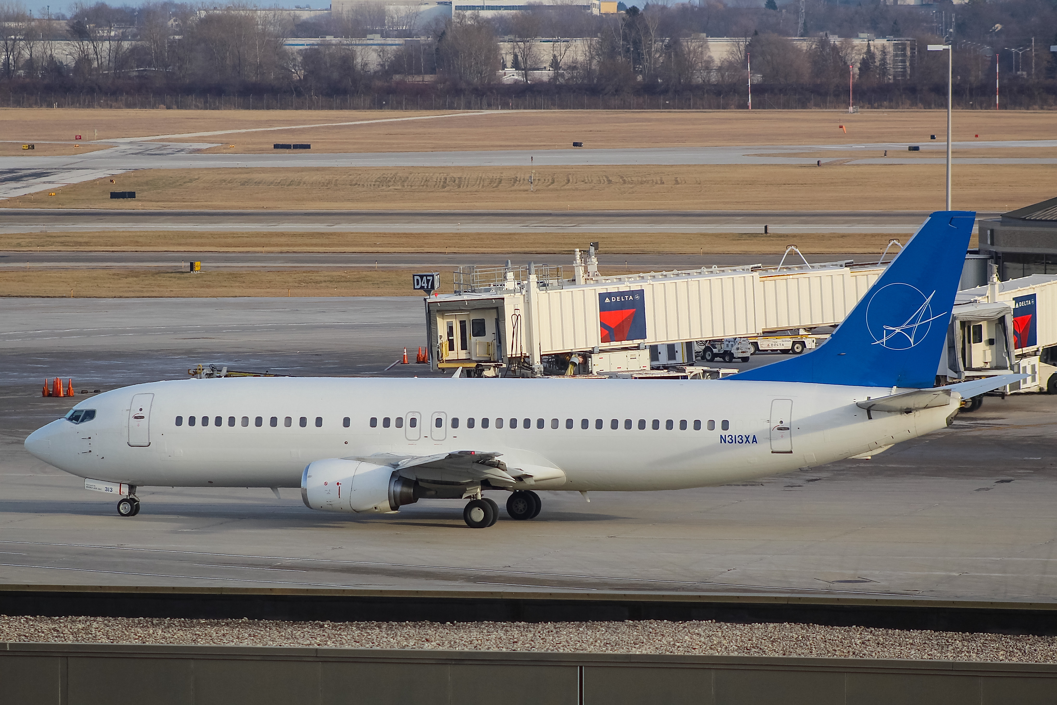 Full size: iAero Boeing 737-400 N313XA at General Mitchell International Airport