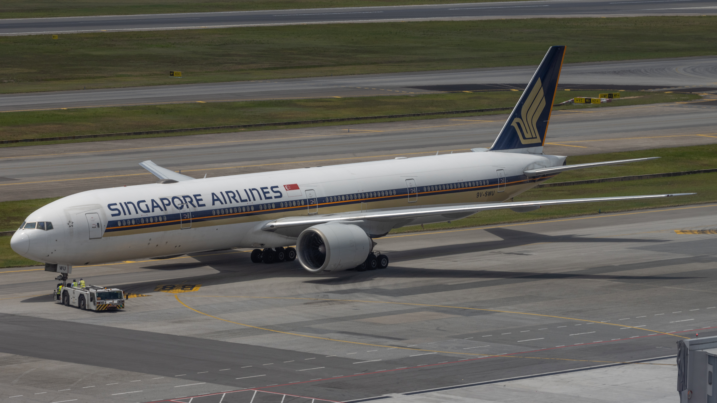 Full size: Singapore Airlines Boeing 777-300ER 9V-SWU at Singapore-Changi Airport