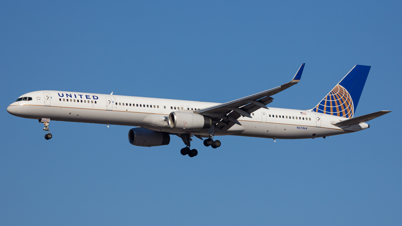 Full size: United Airlines  Boeing 757-200 N57864 at Chicago O'Hare International Airport