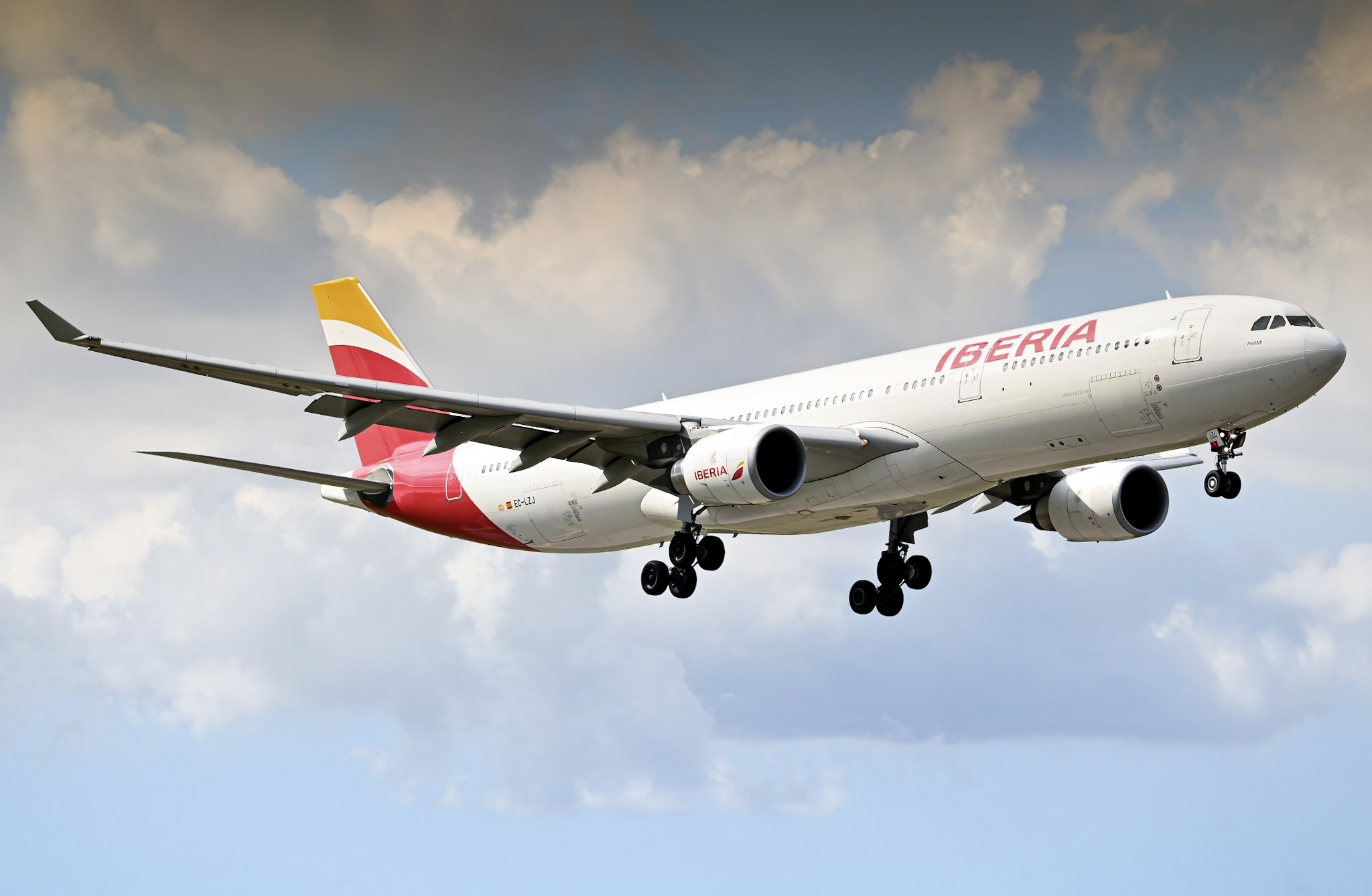 Full size: Iberia Airbus A330-300 EC-LZJ at Miami International Airport