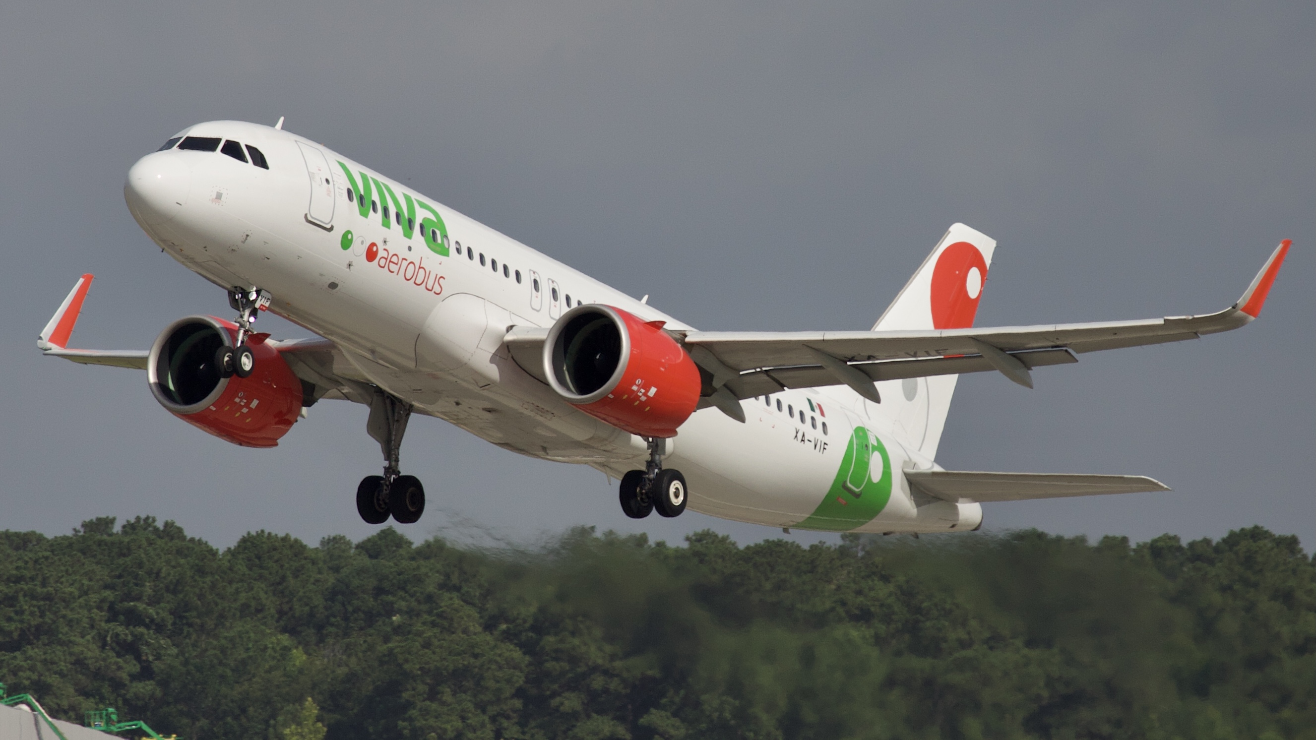 Full size: VivaAerobus Airbus A320NEO XA-VIF at Houston-George Bush Intercontinental Airport