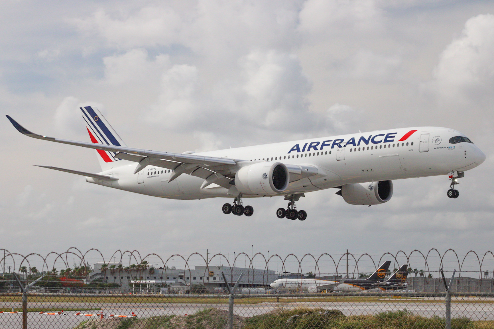 Full size: Air France Airbus A350-900 F-HTYD at Miami International Airport