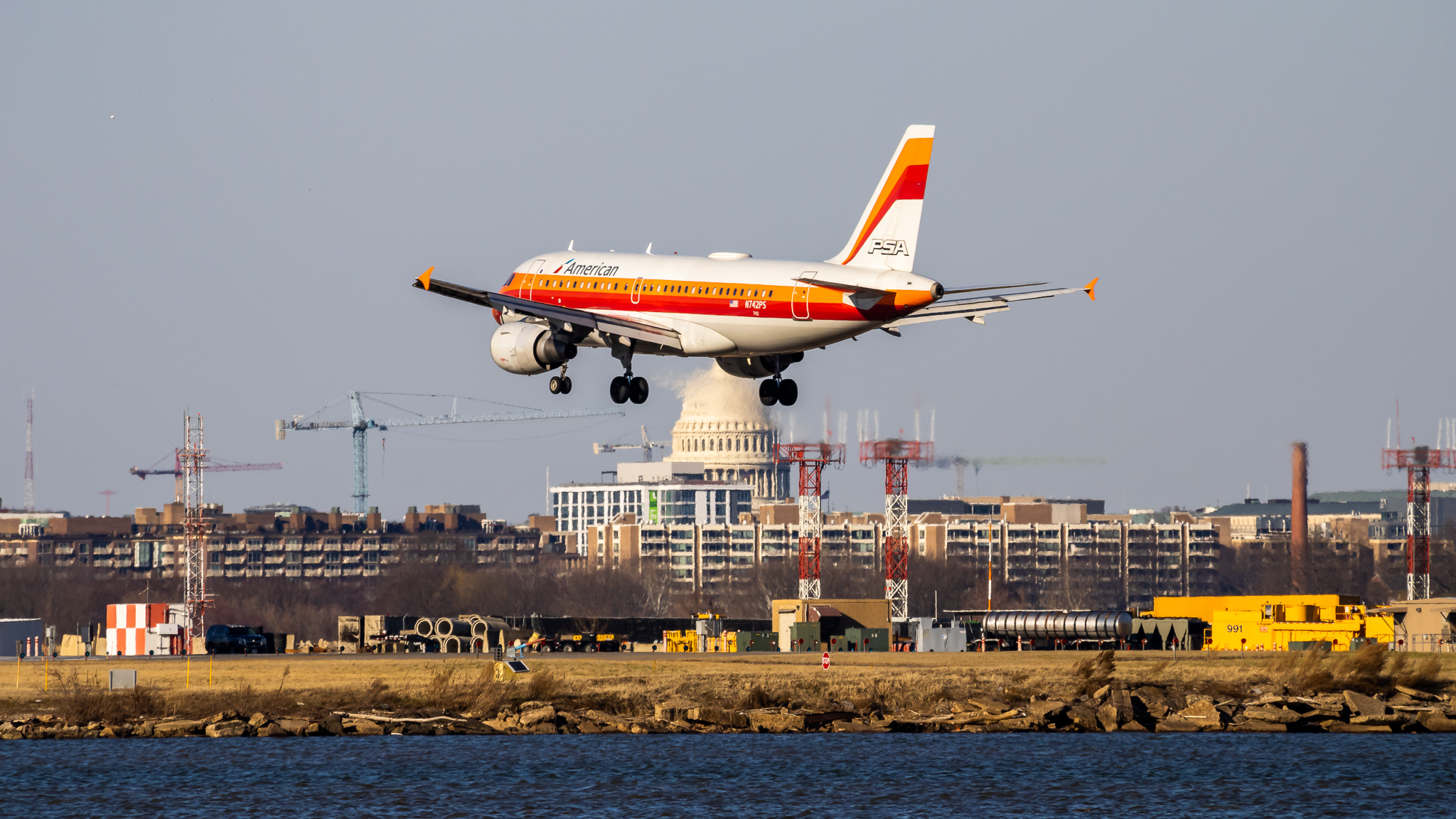 Full size: American Airlines Airbus A319 N742PS at Ronald Reagan National Airport