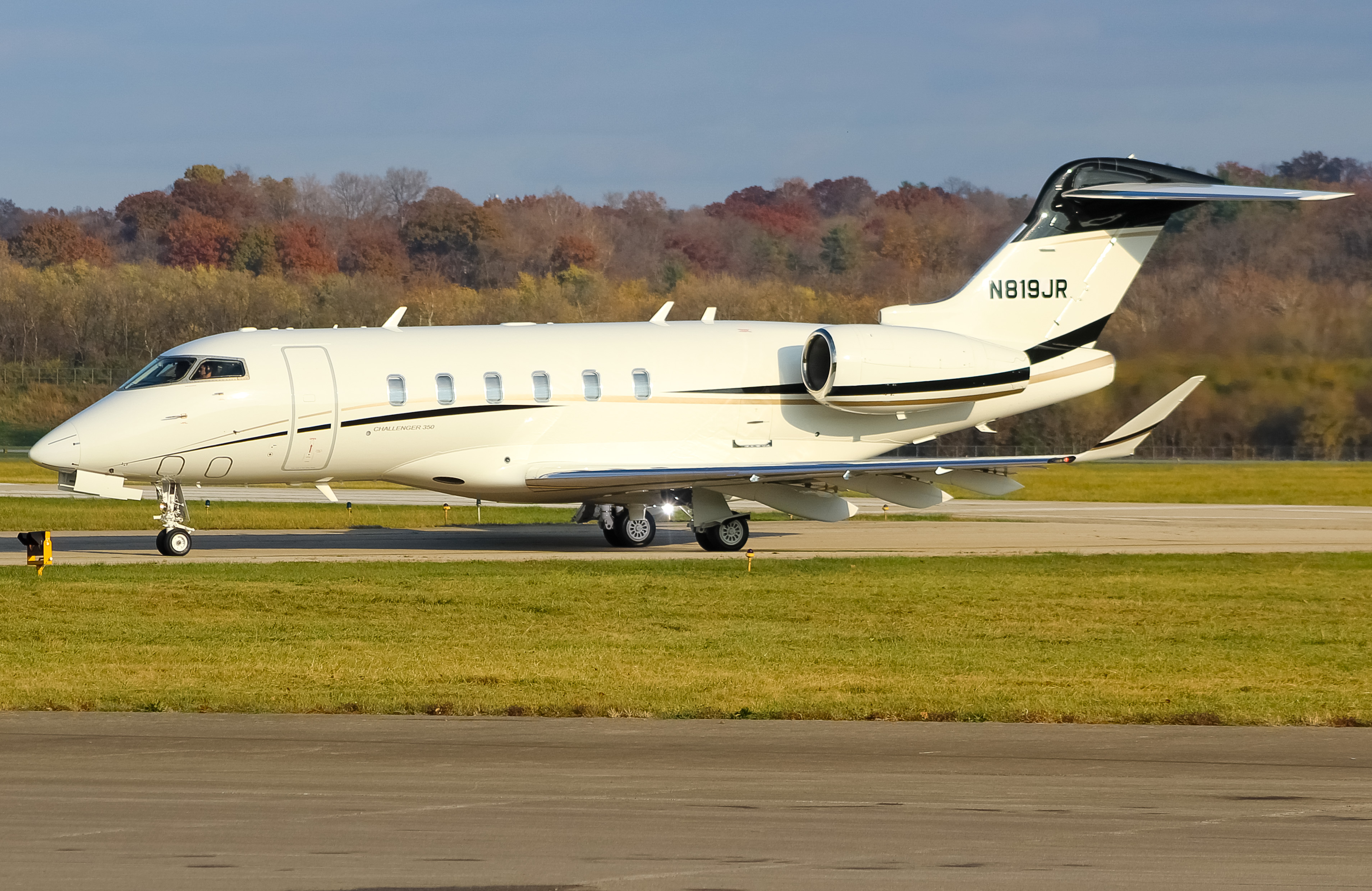 Full size: PRIVATE  Bombardier Challenger 350  N819JR at Cincinnati Municipal Airport/Lunken Field