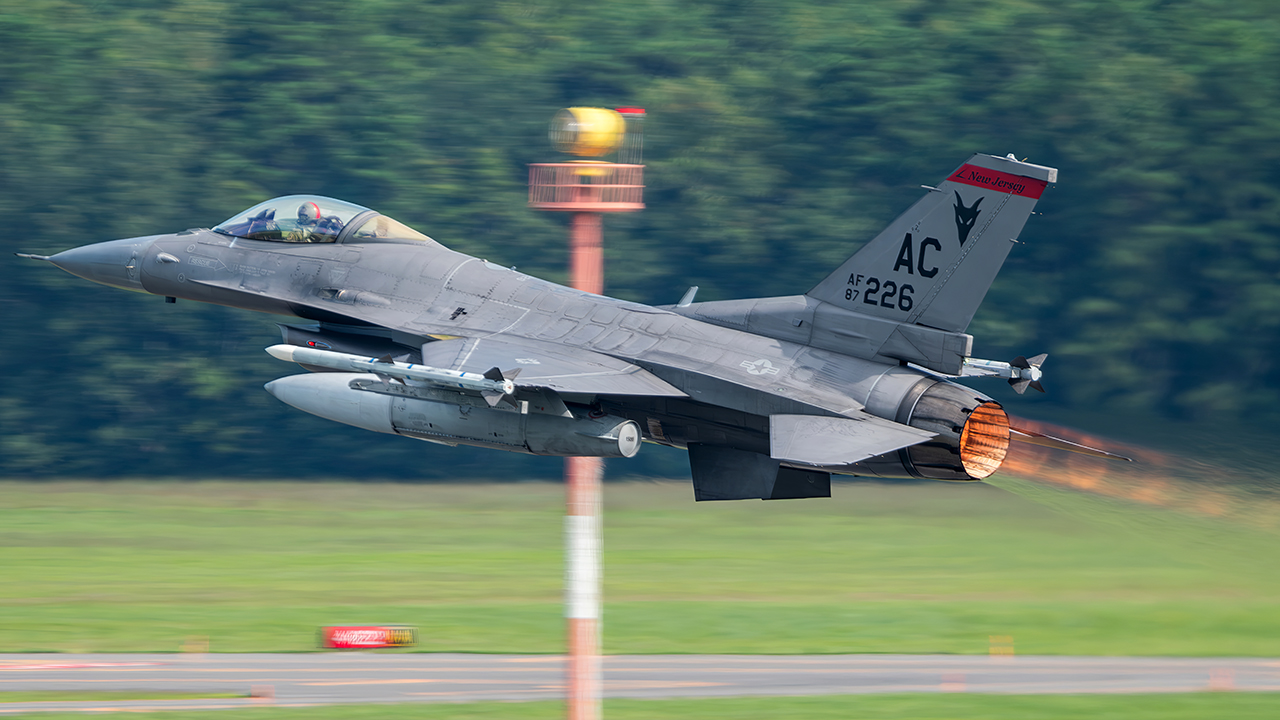Full size: United States Air Force (USAF) General Dynamics F-16 Fighting Falcon 87-0226 at Atlantic City International Airport