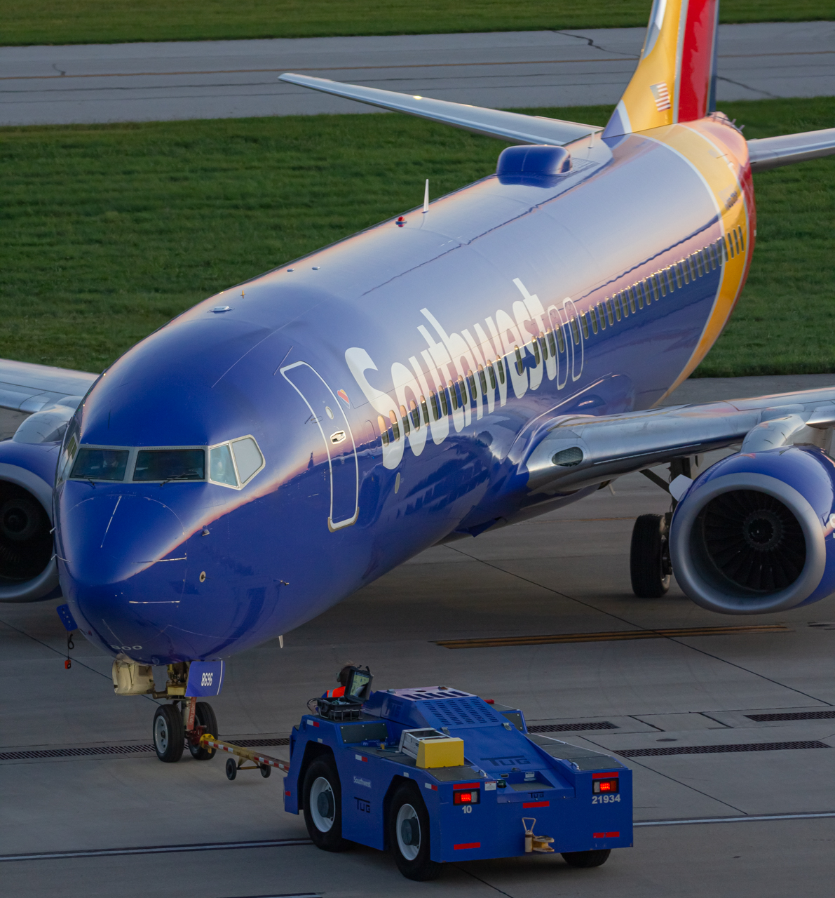 Full size: Southwest Airlines Boeing 737-800 N8696E at John Glenn Columbus International Airport