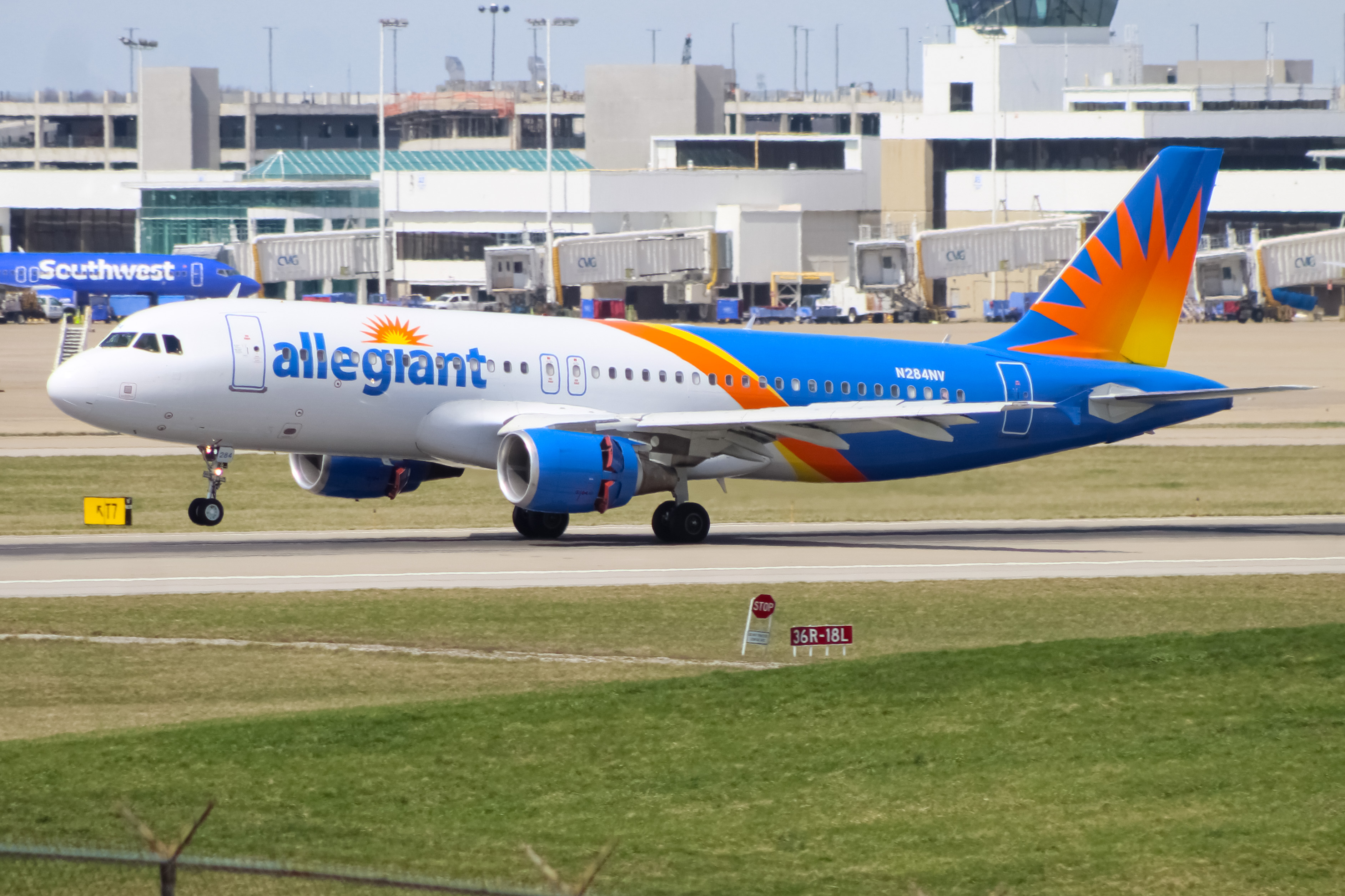 Full size: Allegiant Air Airbus A320 N284NV at Cincinnati/Northern Kentucky International Airport