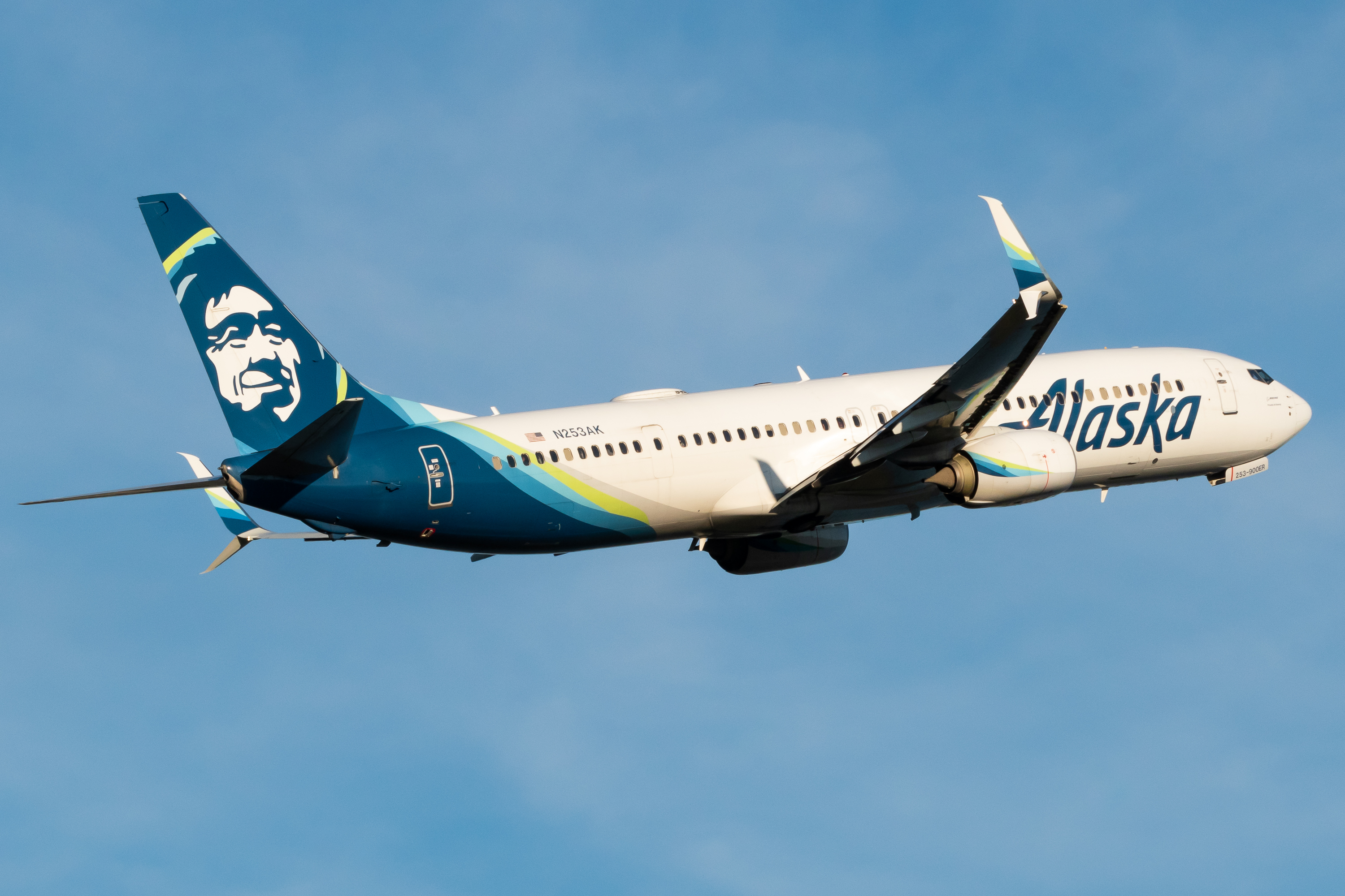 Full size: Alaska Airlines Boeing 737-900ER N253AK at Portland International Airport